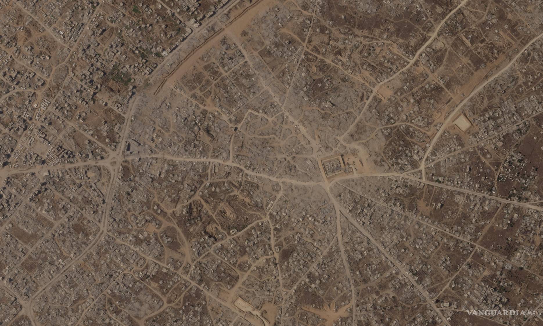 $!Una base militar israelí construida sobre la localidad demolida de Bani Suheila, en el sur de la Franja de Gaza.