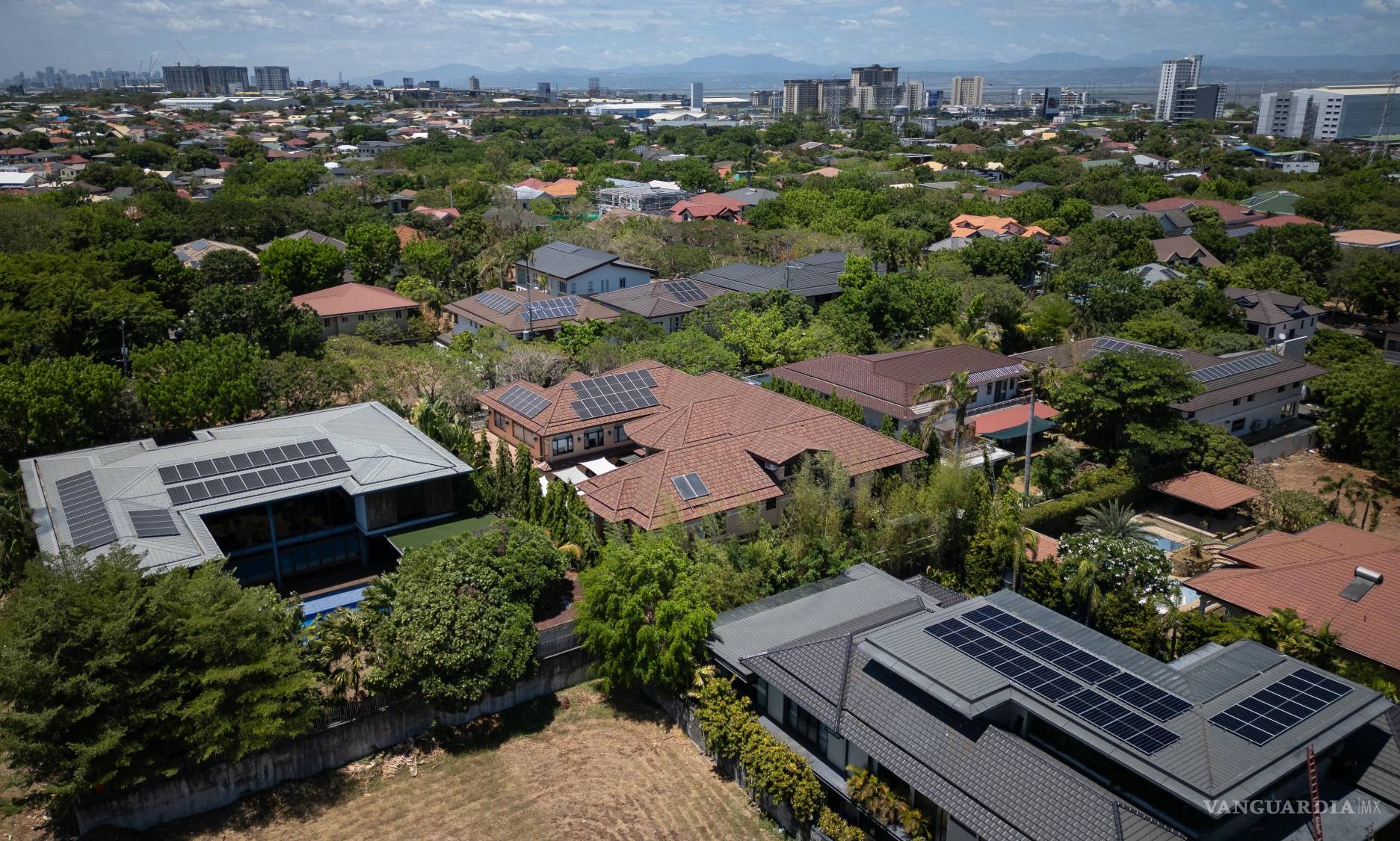 $!Varias viviendas en un barrio de Manila, Filipinas, cuentan con sistemas de energía solar en sus tejados.