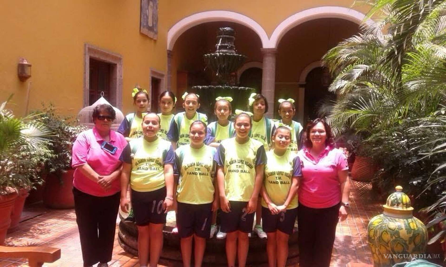 $!Alumnas de la escuela Adolfo López Mateos participaron en partidos de handball, como parte de las actividades impulsadas por la maestra Graciela Gaona.