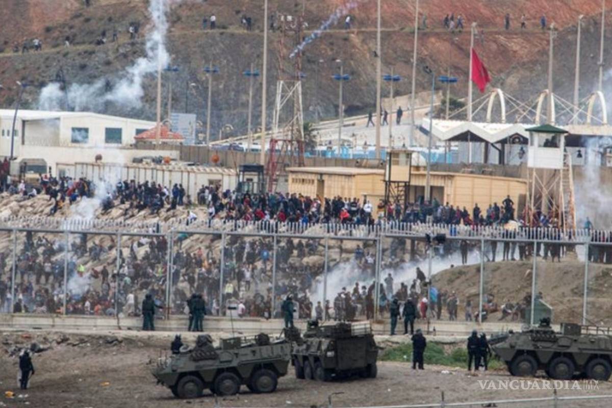 Miles de migrantes intentan entrar a territorio español; militares se despliegan en frontera con Marruecos