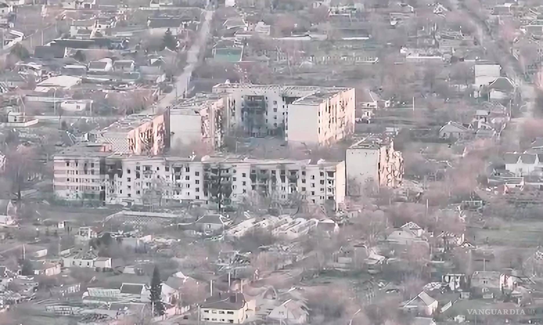 $!Vista aérea de un edificio destruido en la ciudad de Oleshki situada al sur del Ucrania. Actualmente se encuentra ocupada por Rusia desde el 6 de marzo de 2022.
