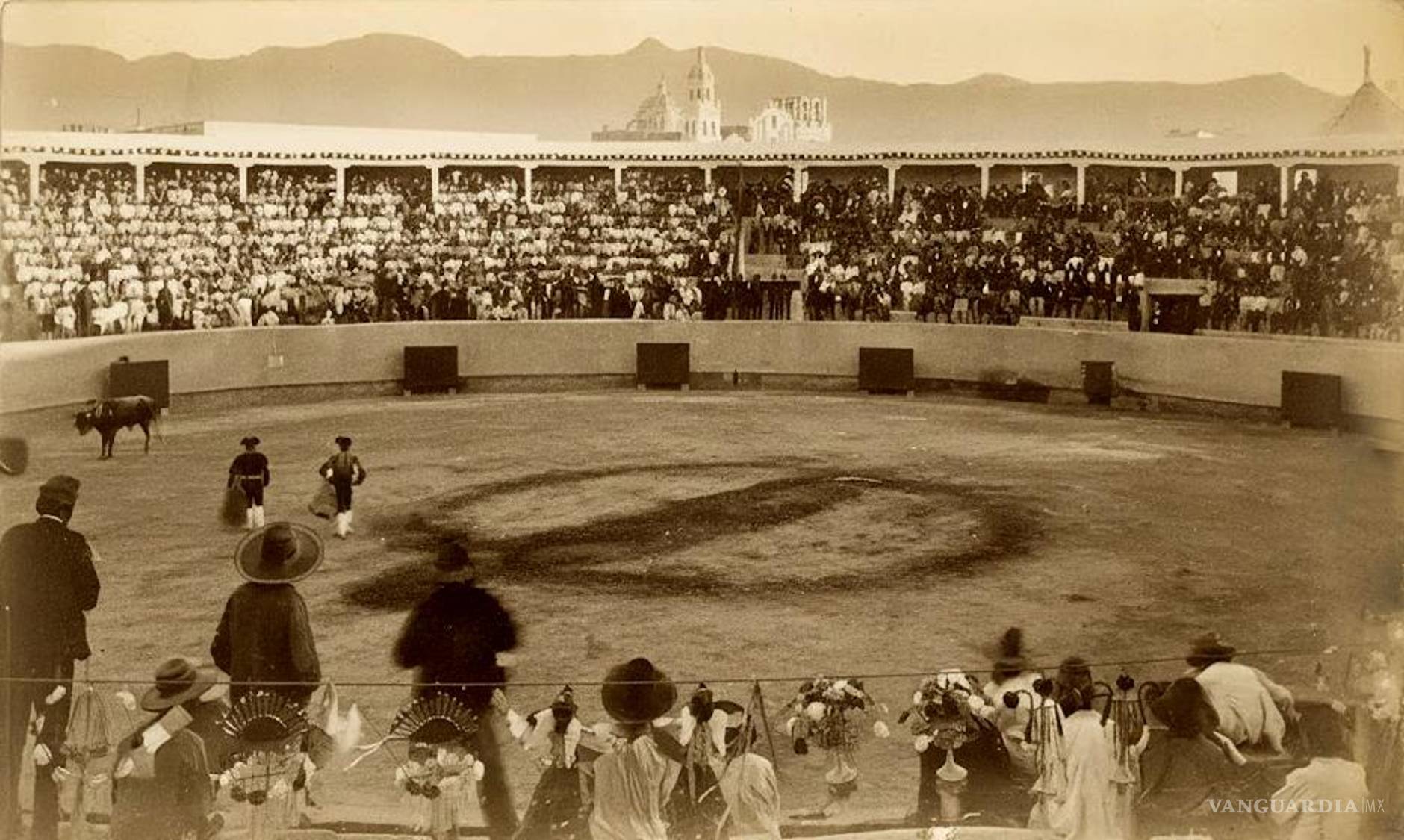 $!Plaza de Toros de Tlaxcala, nótese al fondo la torre de catedral aún sin terminar.