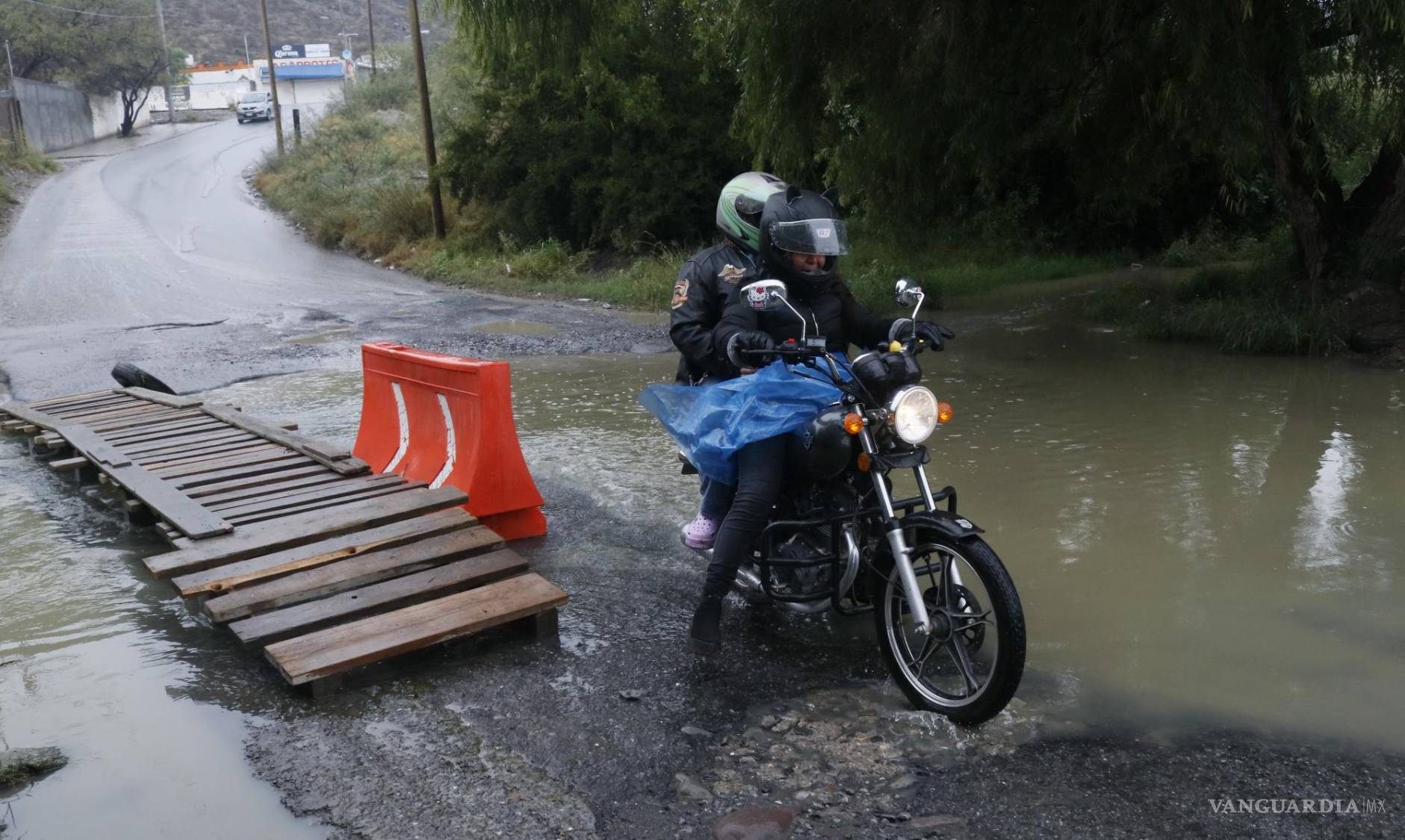 $!El vado aún no es intransitable; los vehículos compactos o tipo sedán deben cruzar con cuidado por las orillas.