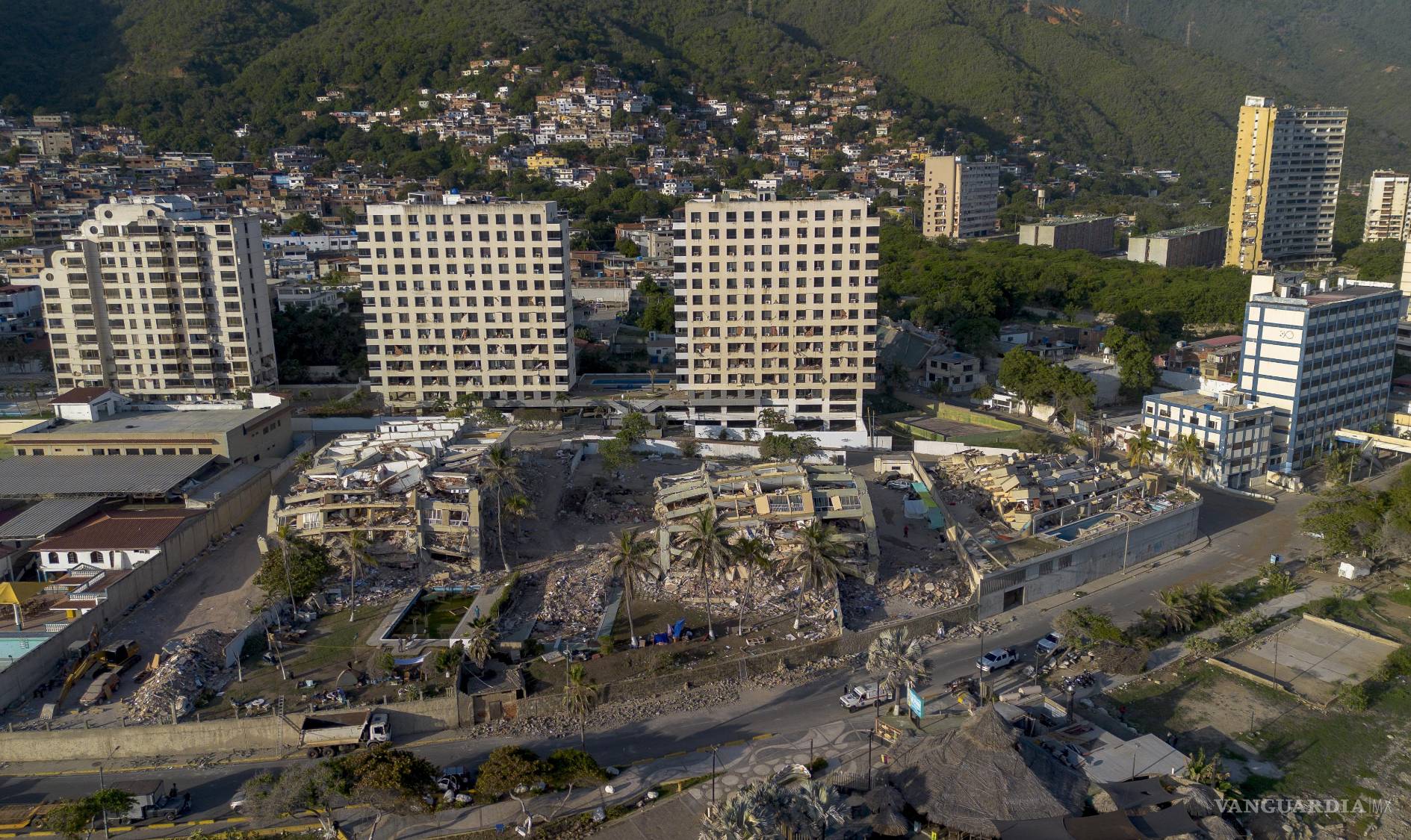 $!La devastación es total en zonas costeras como La Guaira, donde la fuerza del terremoto convirtió barrios enteros en montañas de escombros.