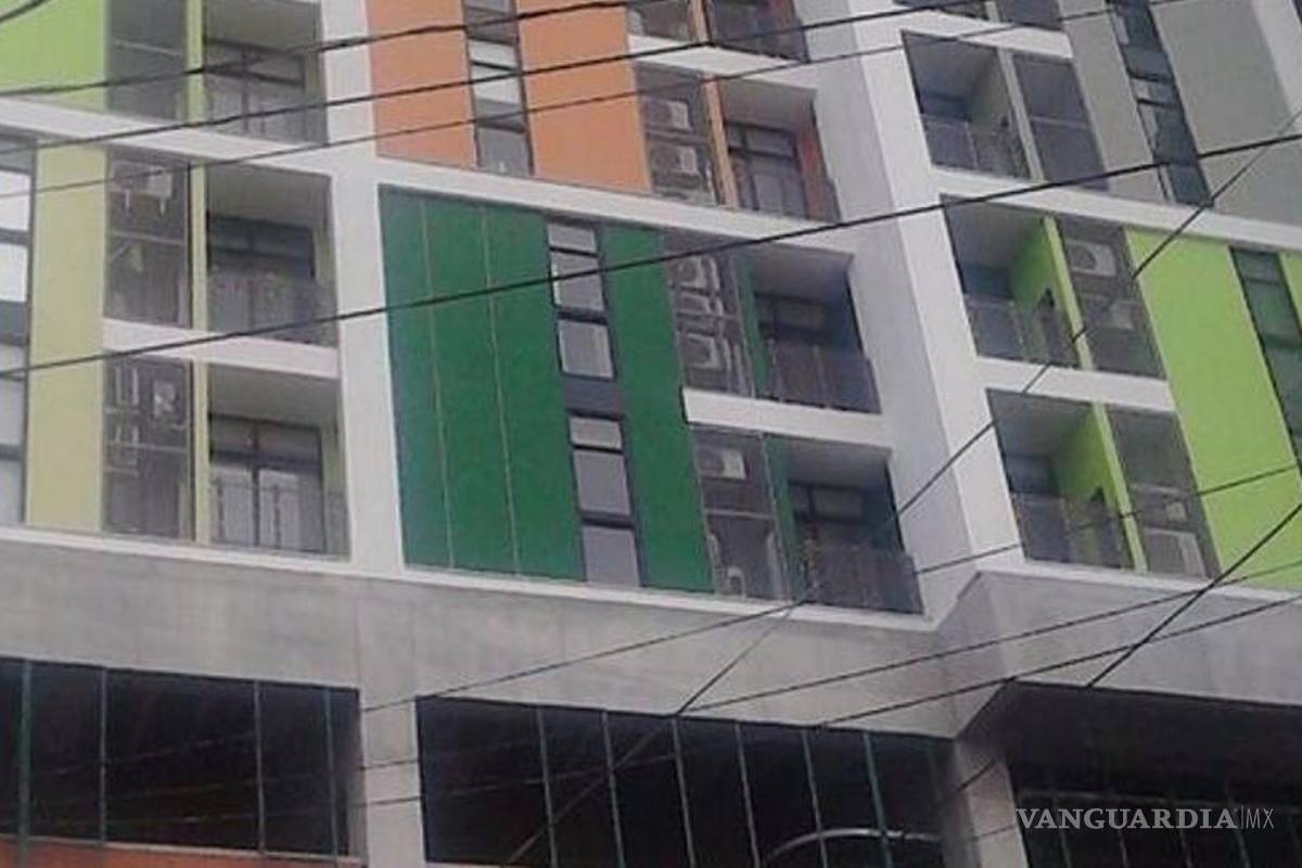 Arrojan a joven del piso 14 de un edificio en Monterrey