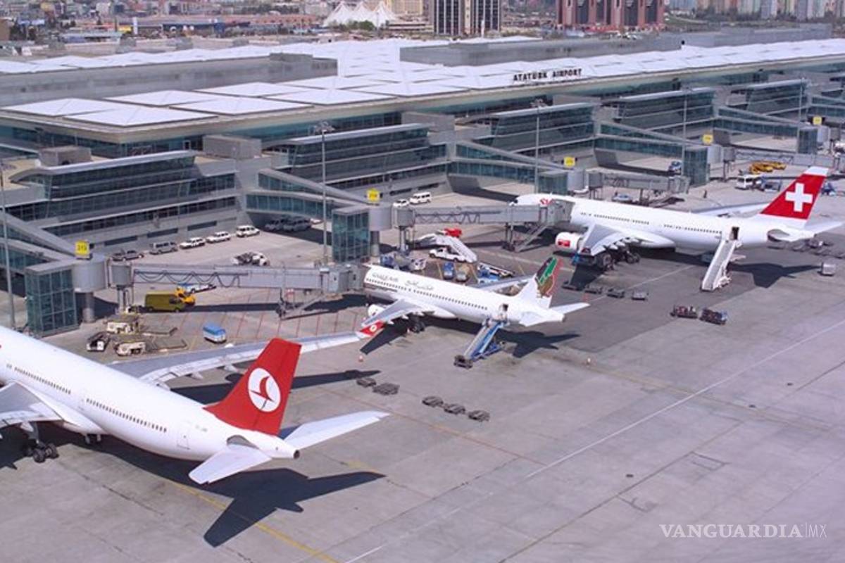 Mujer se suicida en aeropuerto tras perder vuelo