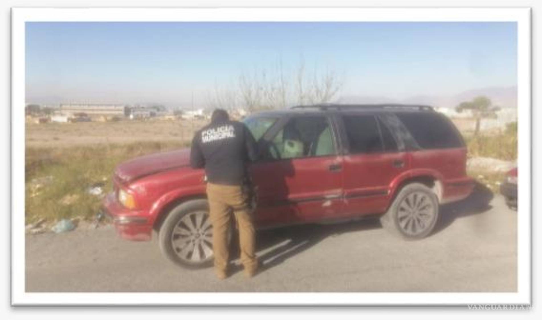 $!Encargados de atender los reportes ciudadanos con relación a vehículos abandonados.