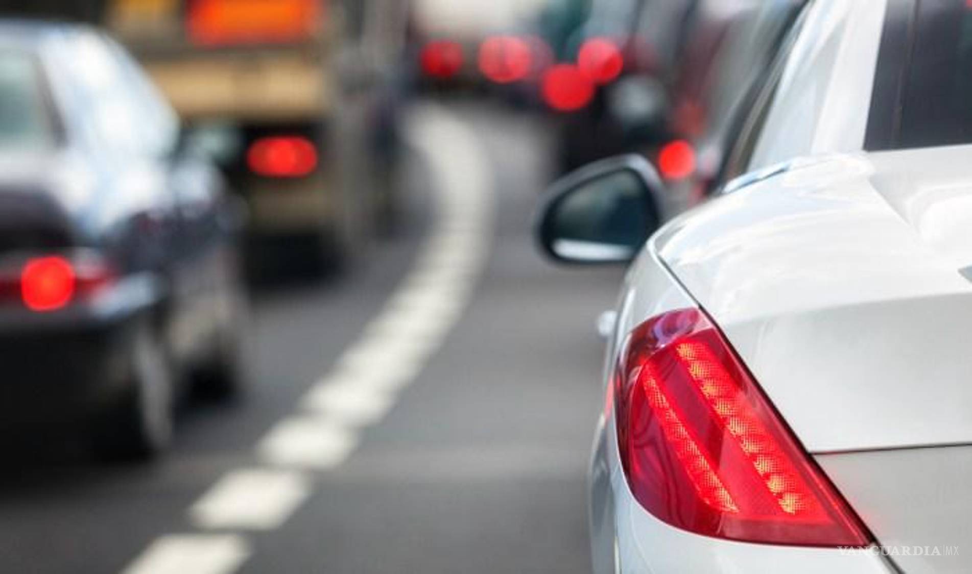 $!Aunque el reglamento de Tránsito lo marca, numerosos conductores no encienden sus direccionales.