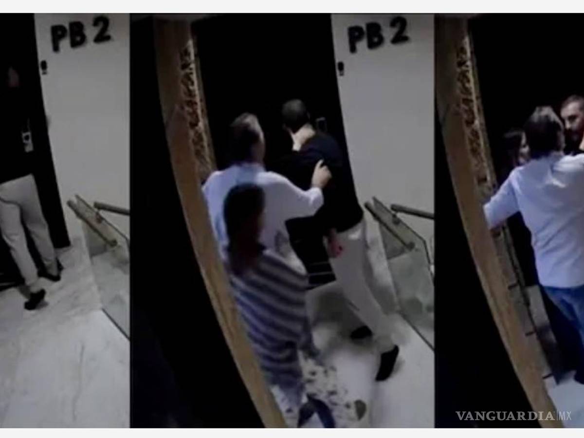 $!Santiago Levy, pateando la puerta del departamento de su vecina, Emma Santos, de 70 años de edad.