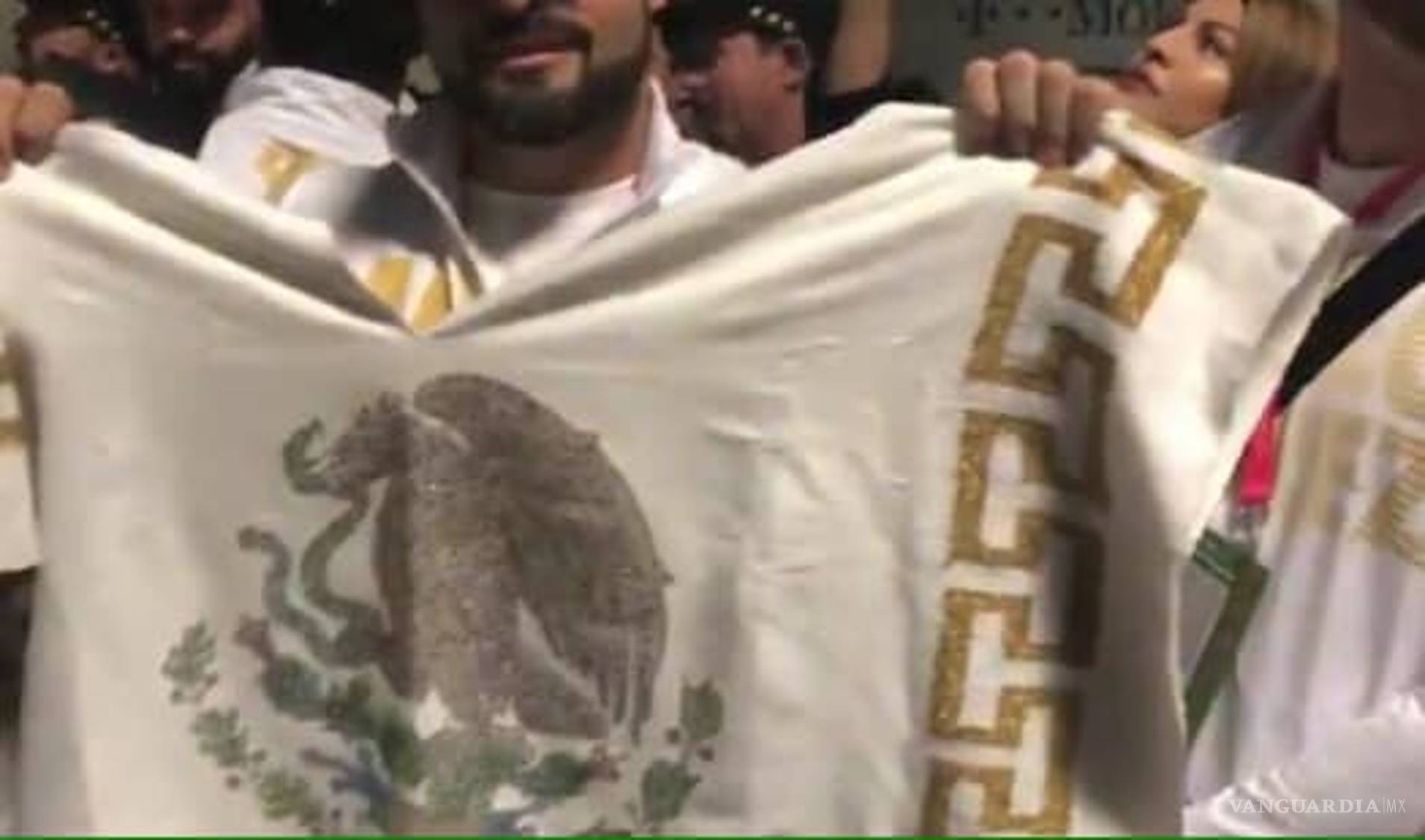 $!¡Sarape que usó Canelo en pelea fue hecho en Saltillo!