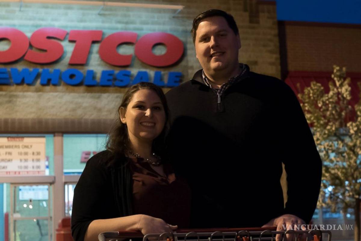 Pareja se jura amor en Costco