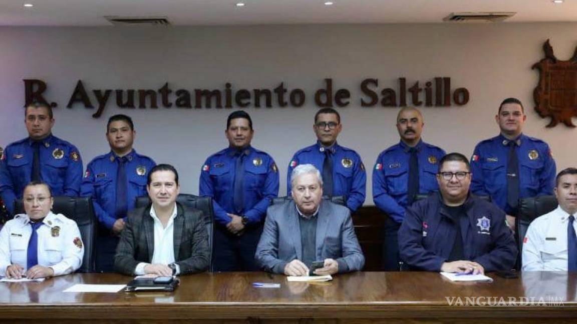 Revisa alcalde Chema Fraustro proceso de ascenso de bomberos de Saltillo