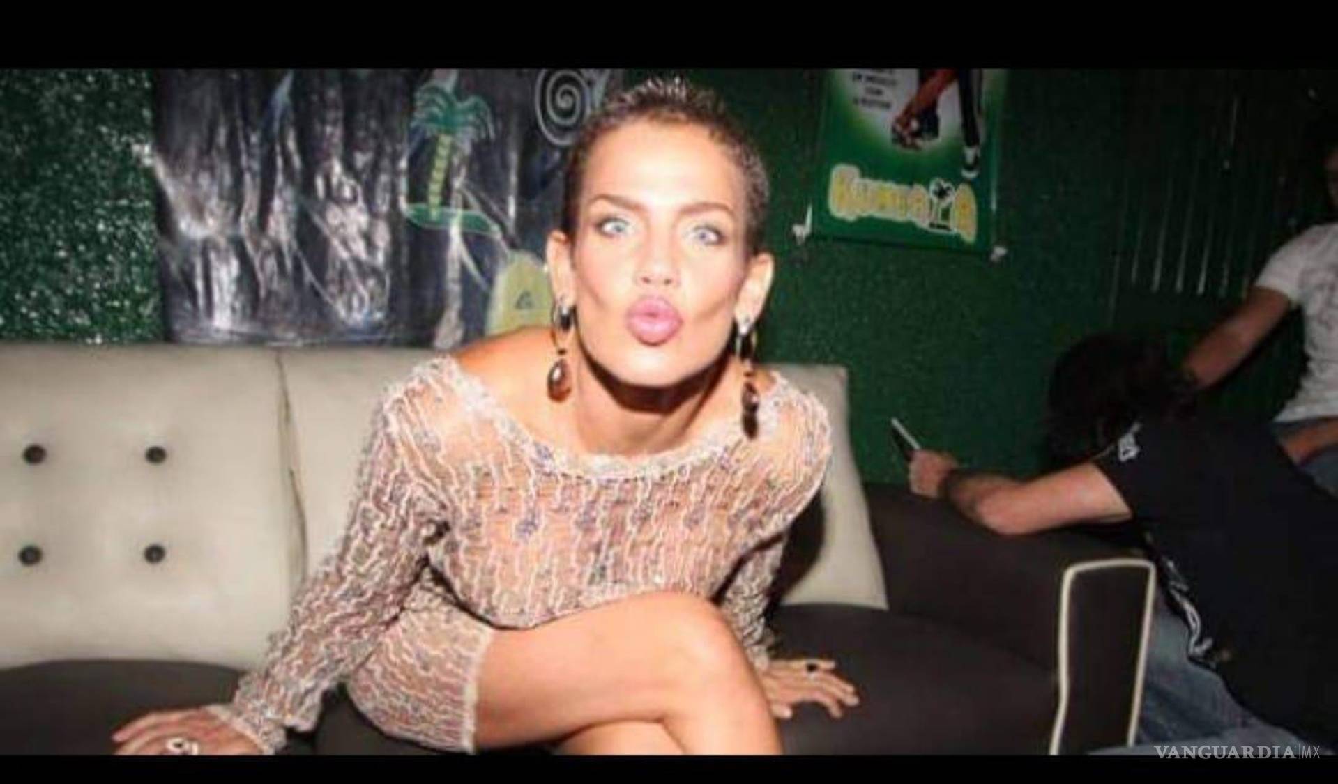 $!El Kumbala se convirtió por una noche en set de televisión. Niurka, entre luces verdes y sillones de vinil, jugaba con la cámara como quien sabe que todo es ficción. Era espectáculo, deseo, simulacro. Era el Kumbala, desbordado de sí mismo.