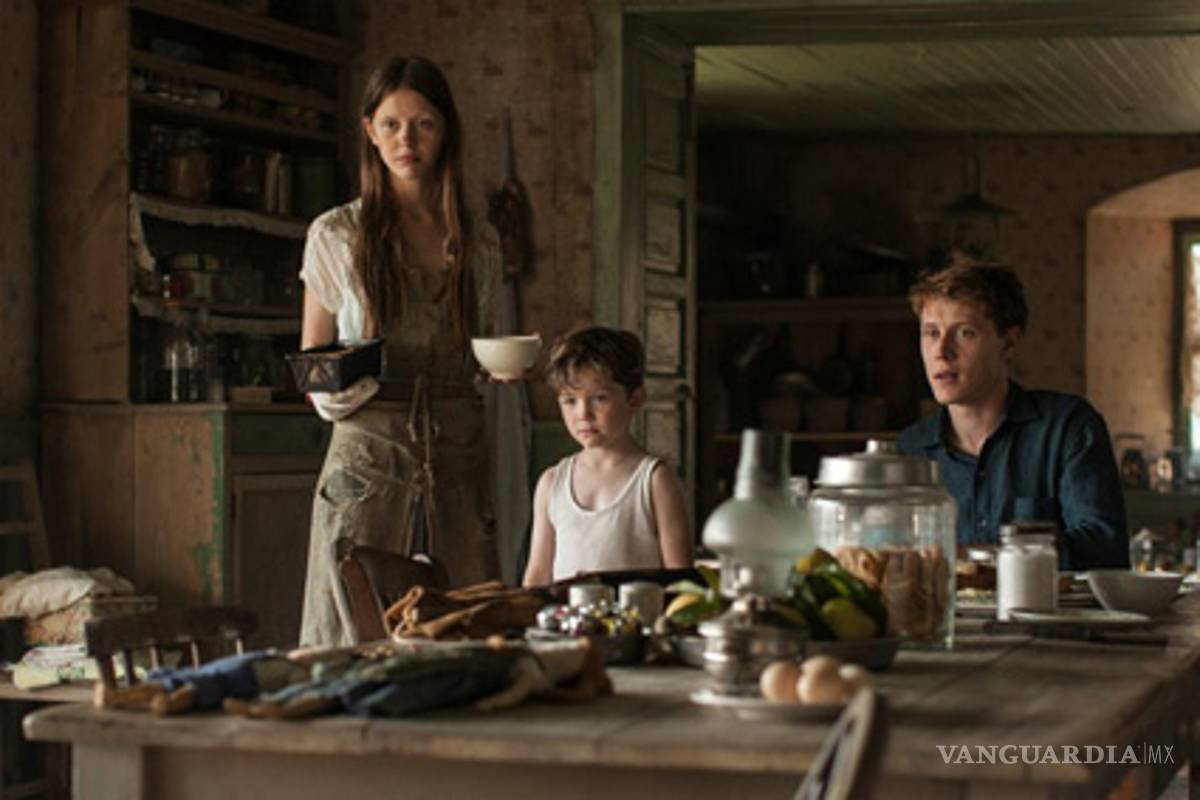 Podrá no ser un gran drama de misterio y suspenso, pero al menos cuenta una historia de manera competente...