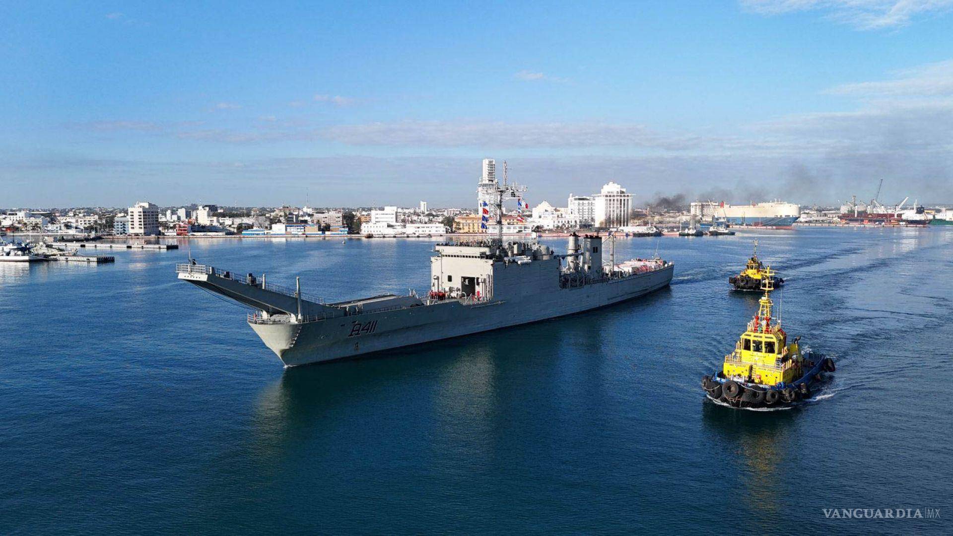 $!Dos buques de la Secretaría de Marina partieron del puerto veracruzano para llevar a Cuba cerca de 814 toneladas de ayuda humanitaria.