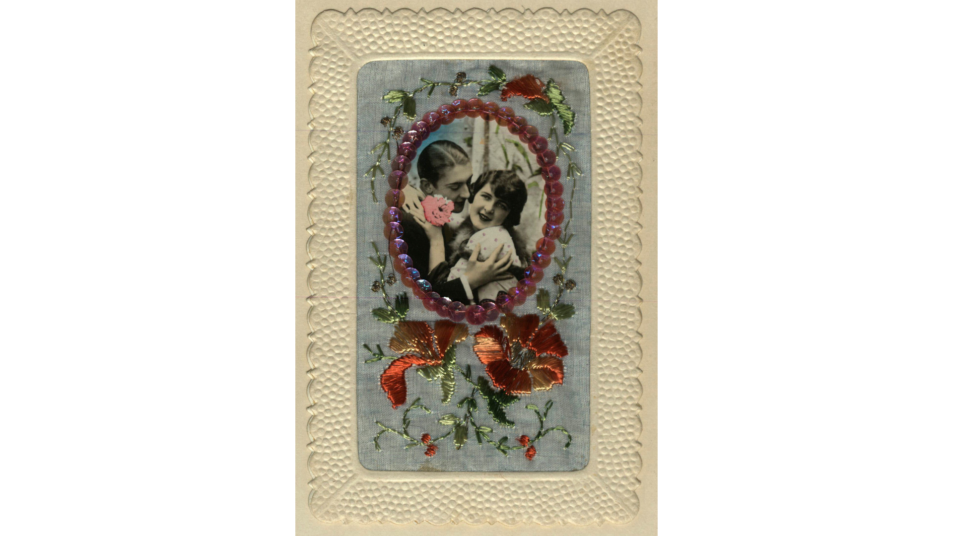 $!La postal está bordada y contiene chaquiras. Forma parte de un cuadro conmemorativo por el 300 aniversario de Saltillo (1877). Sin embargo, se estima que se elaboró hacia 1920, ya que algunos de los elementos del cuadro, como el Hotel Coahuila y el Mercado Juárez, se inauguraron después de iniciado el siglo XX. No se conoce el autor con precisión.