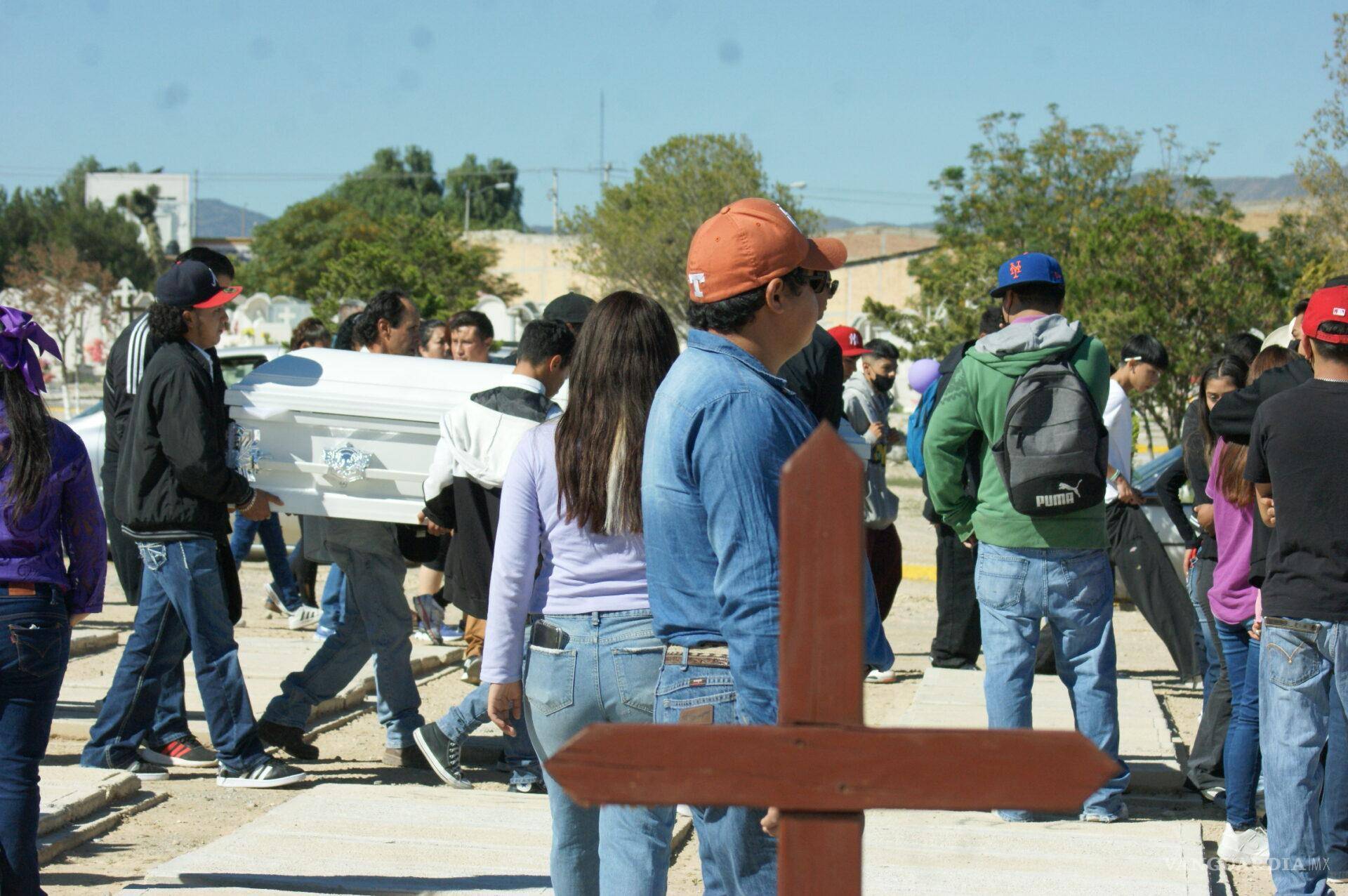 $!Los restos de Evelyn Aidé fueron sepultados en el Panteón Santo Cristo.