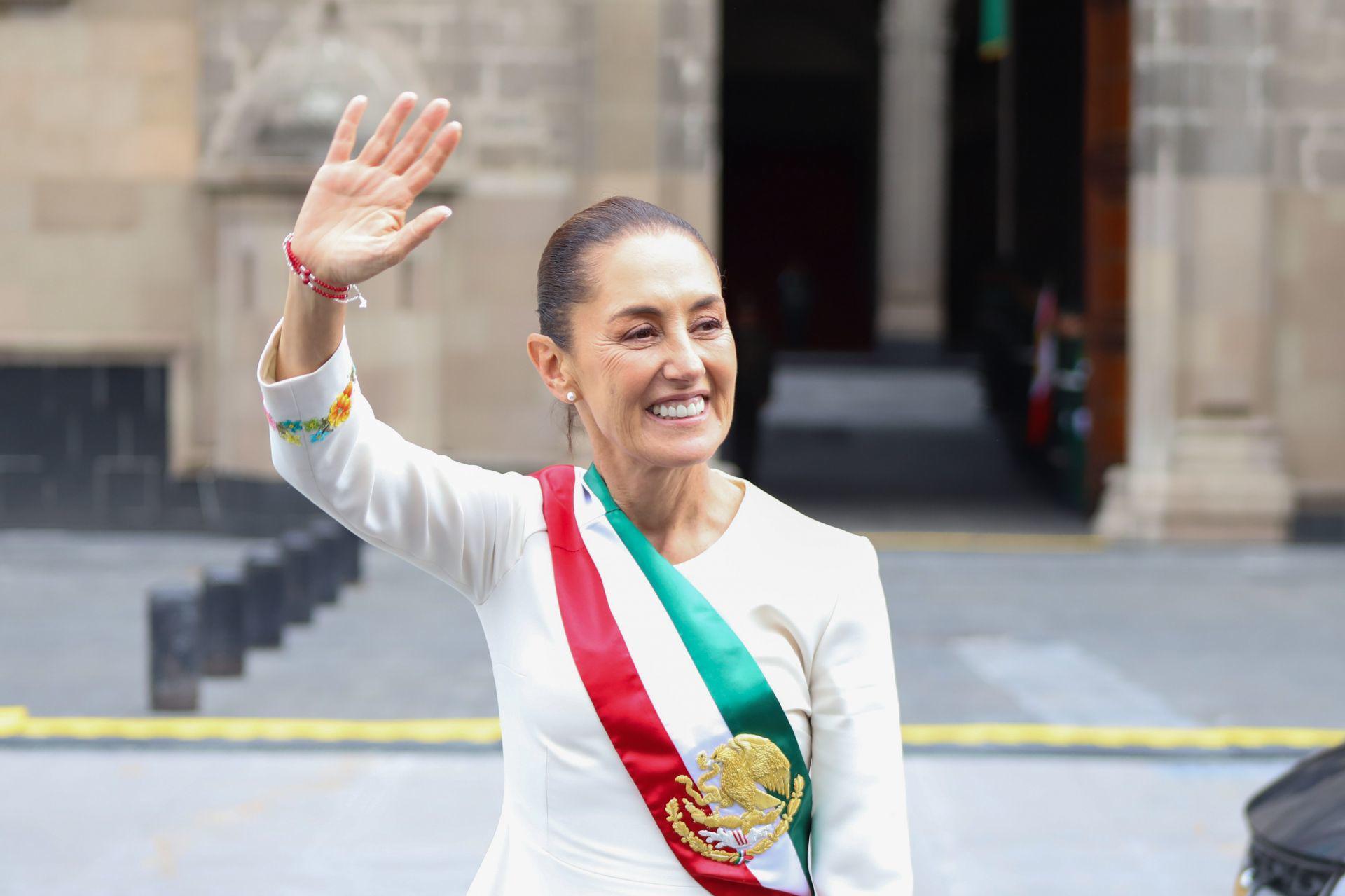 $!CIUDAD DE MÉXICO, 01OCTUBRE2024.- Claudia Sheinbaum, presidenta de México, llega a Palacio Nacional luego de rendir protesta en la Cámara de Diputados. FOTO: DANIEL AUGUSTO/ CUARTOSCURO.COM