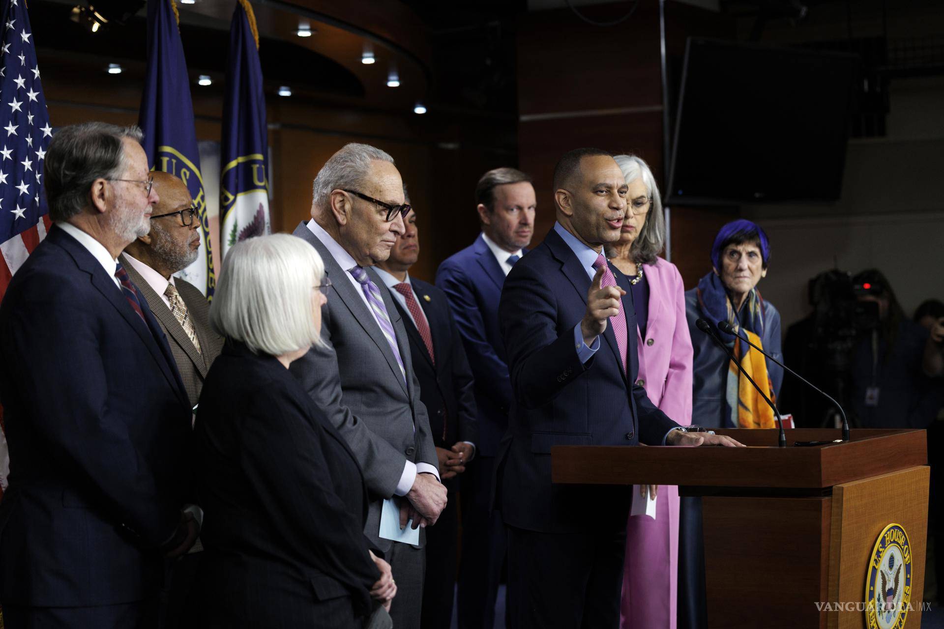 $!El líder de la minoría de la Cámara de Representantes Hakeem Jeffries, en una conferencia de prensa en el Capitolio sobre la financiación del DHS.