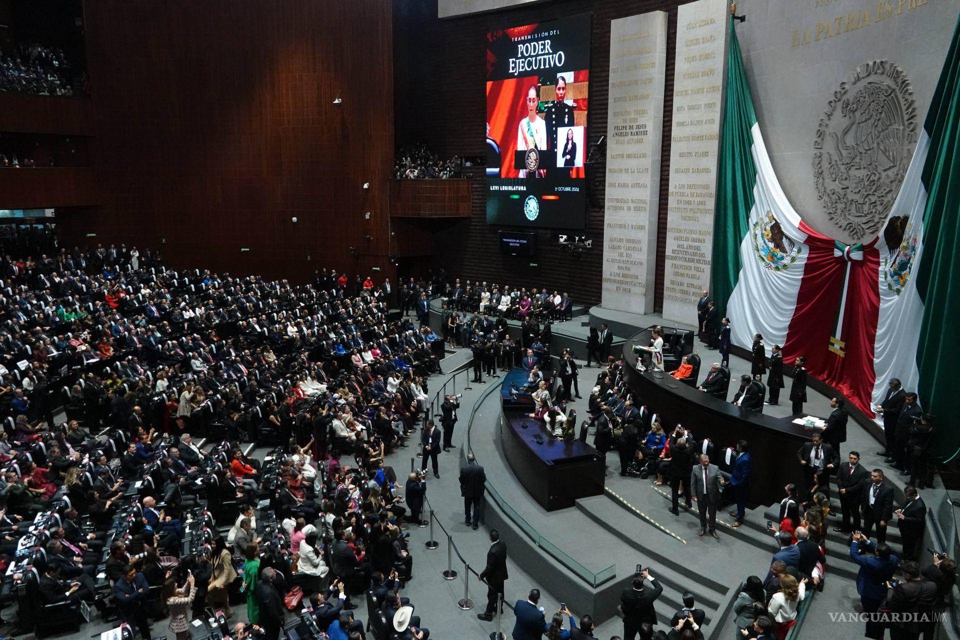 $!Claudia Sheinbaum Pardo rindió protesta ante el pleno de la Cámara de Diputados como la nueva presidenta de México. La banda presidencial le fue entregada de manos de la presidenta de la Cámara, Ifigenia Martínez y del presidente saliente Andrés Manuel López Obrador. FOTO: GALO CAÑAS/CUARTOSCURO.COM