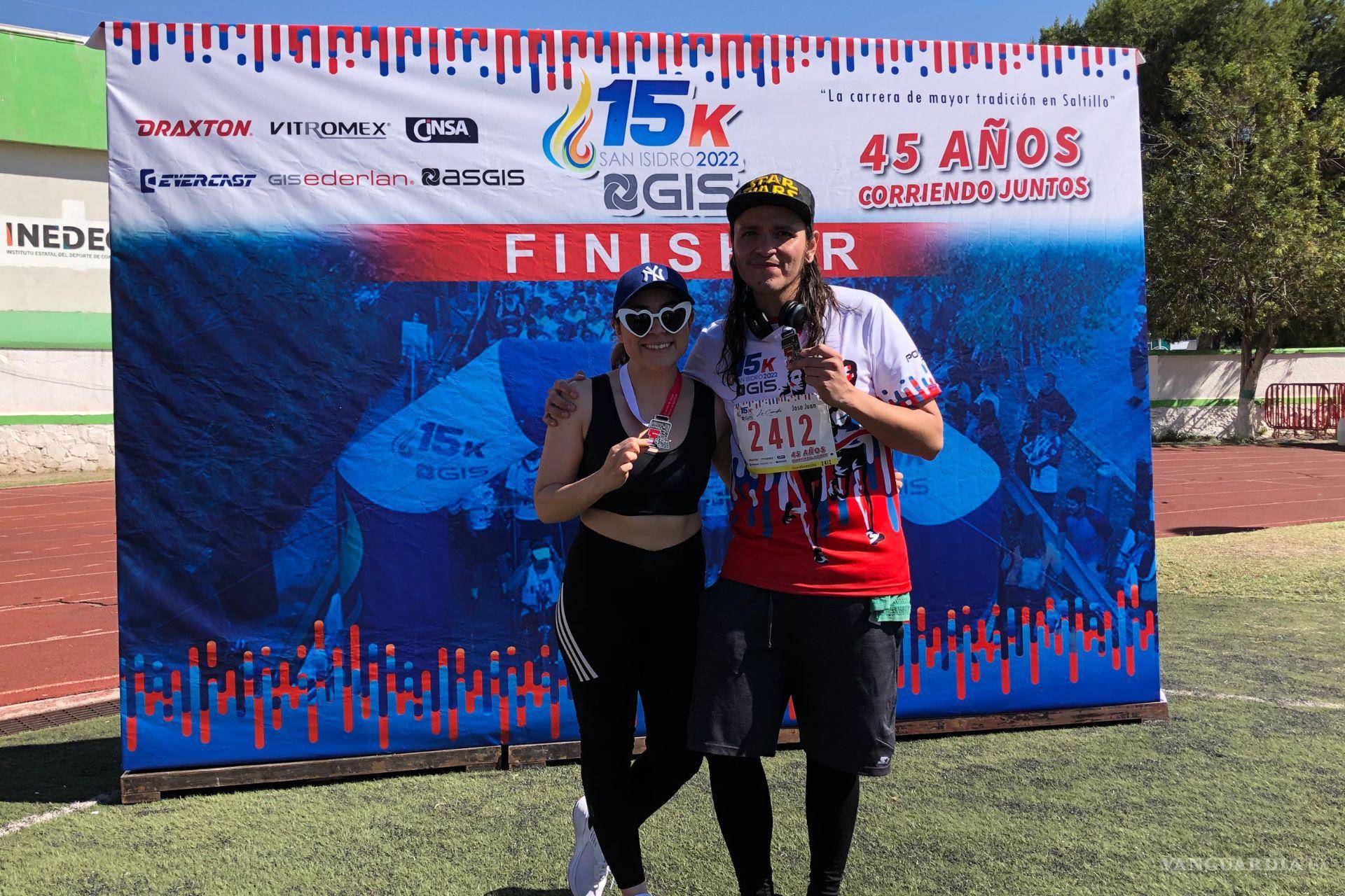 $!Diana y Johnny después de completar la 15K organizada por el GIS.