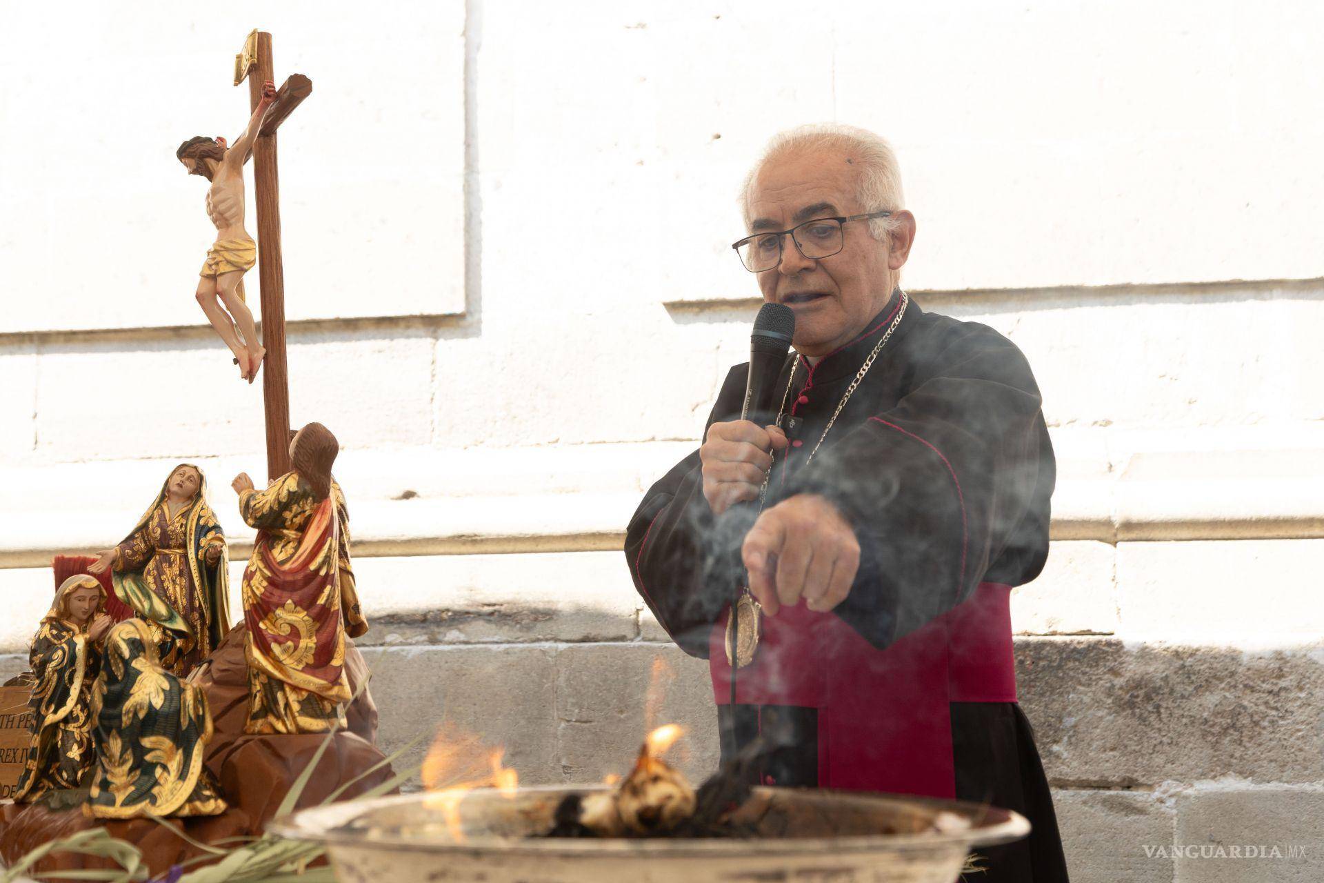 $!El padre Manuel Corral Martín muestra como se hace la preparación de las cenizas que son usadas el Miércoles de Ceniza en Ciudad de México.