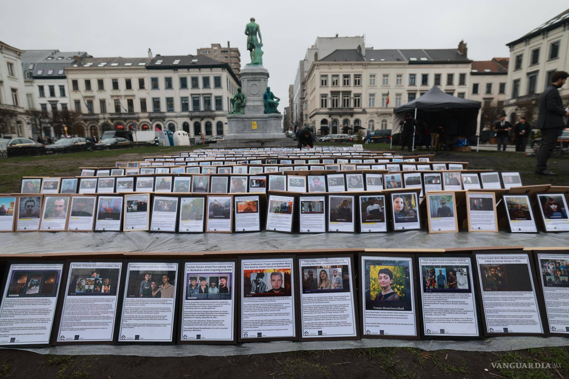 $!Marcos de fotos durante una protesta titulada ‘La Exposición de la Muerte de Irán 2’, en Bruselas de algunos de los miles de manifestantes asesinados en Teherán.