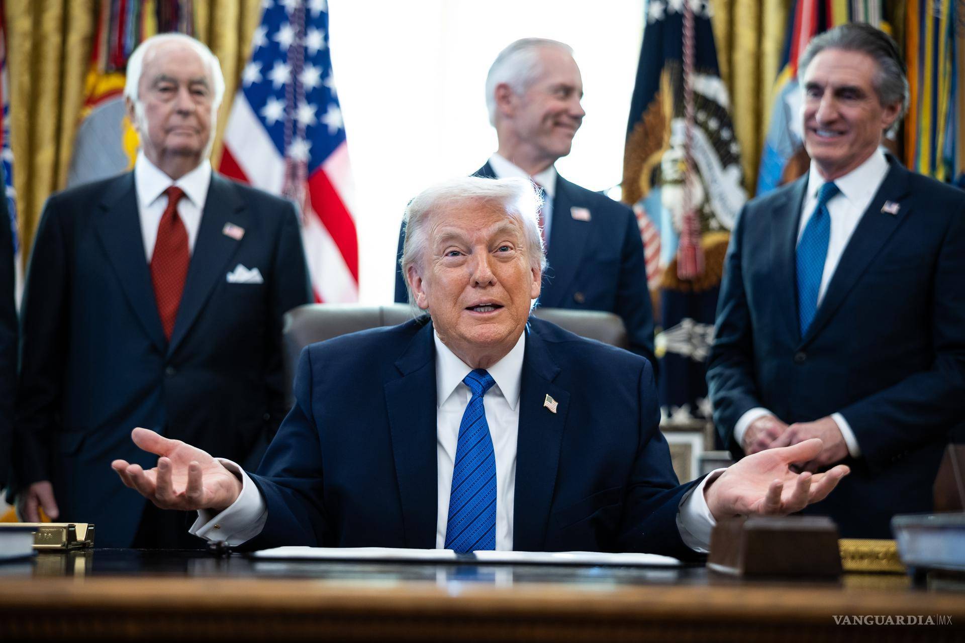 $!El presidente de los Estados Unidos, Donald Trump, reacciona durante la firma de algunas ordenes ejecutivas el 30 de enero de 2026, en el Despacho Oval.