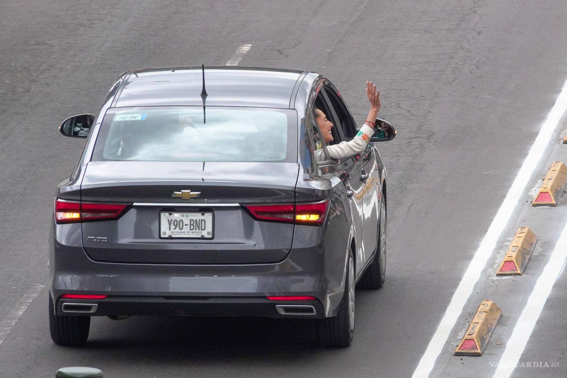 $!Claudia Sheinbaum, Presidenta de México, se dirige a Palacio Nacional tras tomar protesta constitucional al cargo que habrá de desempeñar por los próximos seis años. Arriba de su auto saludó a sus simpatizantes desde la ventanilla. FOTO: MOISÉS PABLO/CUARTOSCURO.COM