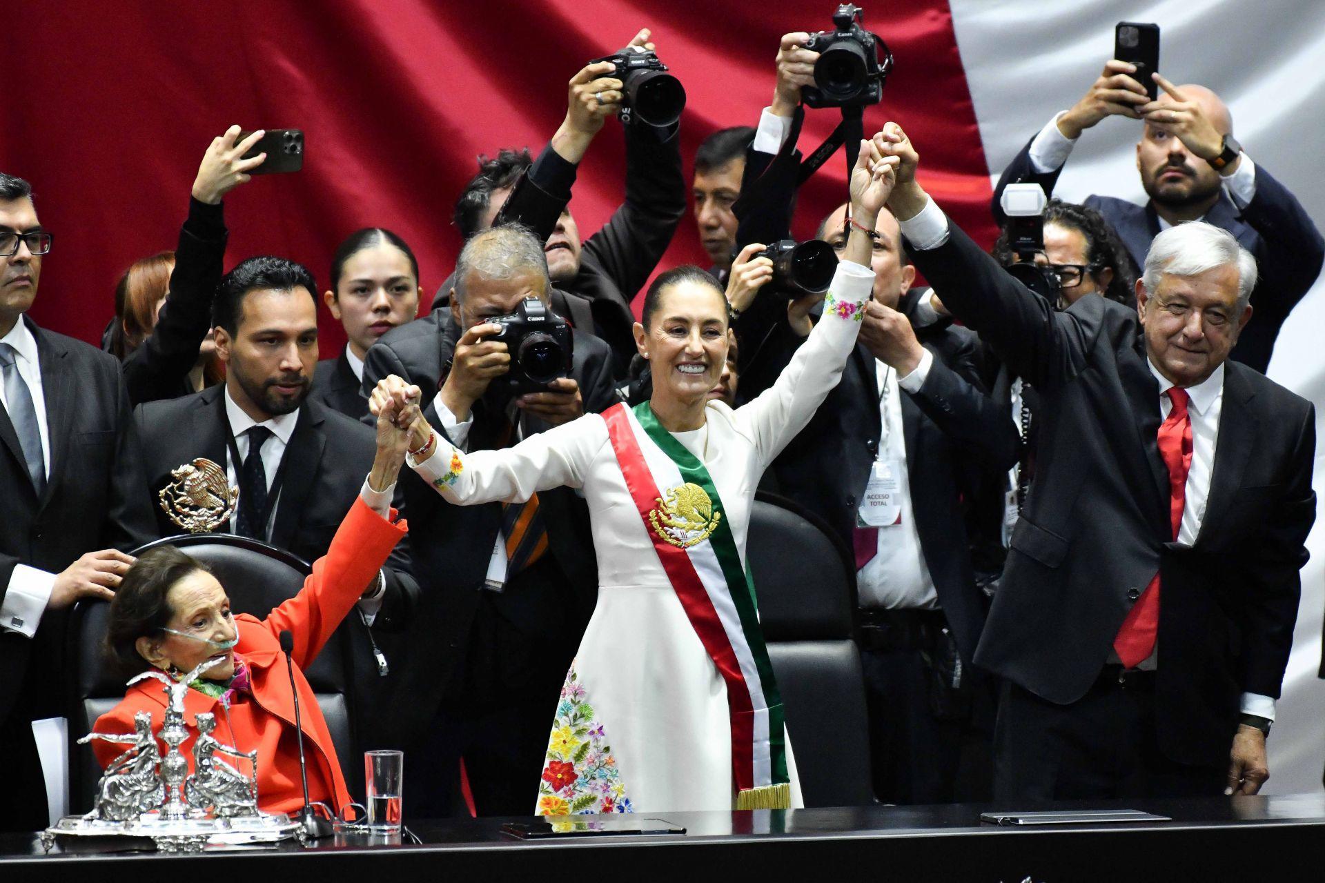 $!CIUDAD DE MÉXICO, 01OCTUBRE2024.- Ifigenia Martínez, presidenta de la mesa directiva, y Andrés Manuel López Obrador, ex presidente de México, levantan los brazos de Claudia Sheinbaum, luego de tomar protesta como Presidenta Constitucional de los Estados Unidos Mexicanos, durante la sesión de Congreso General realizada en la Cámara de Diputados. FOTO: MARIO JASSO/CUARTOSCURO.COM