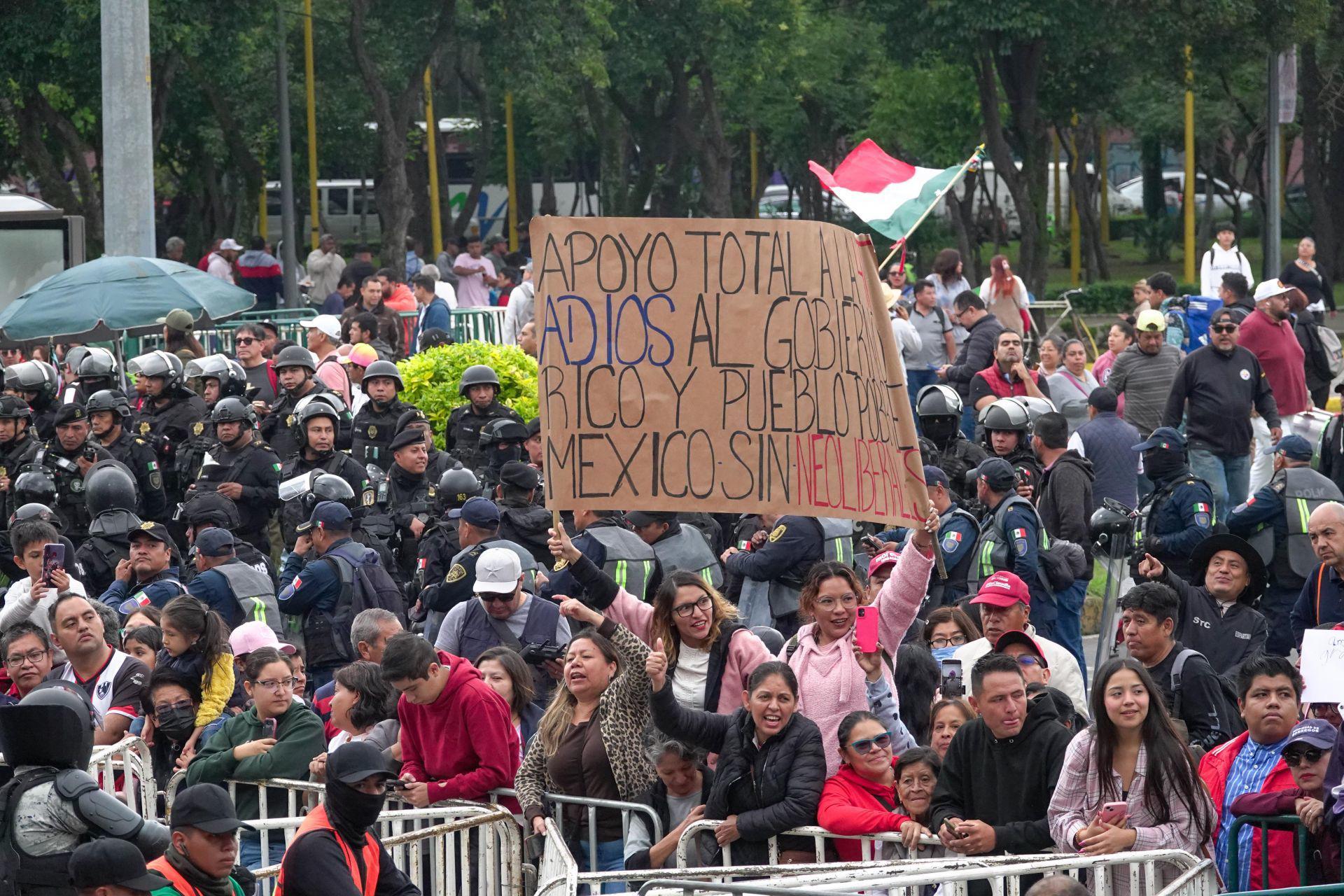 $!Claudia Sheinbaum llegó en un auto tipo sedan a su ceremonia de investidura como Presidenta Constitucional de México, en medio de un enjambre de motocicletas arribo pasada las once de la mañana a Diputados. A su paso se encontraba un grupo de trabajadores del Poder Judicial de manifestaron en contra de la Reforma al Poder Judicial recientemente promulgada, mismos que fueron contenidos por Guardia Nacional y policías de la SSC. FOTO: MOISÉS PABLO/CUARTOSCURO.COM