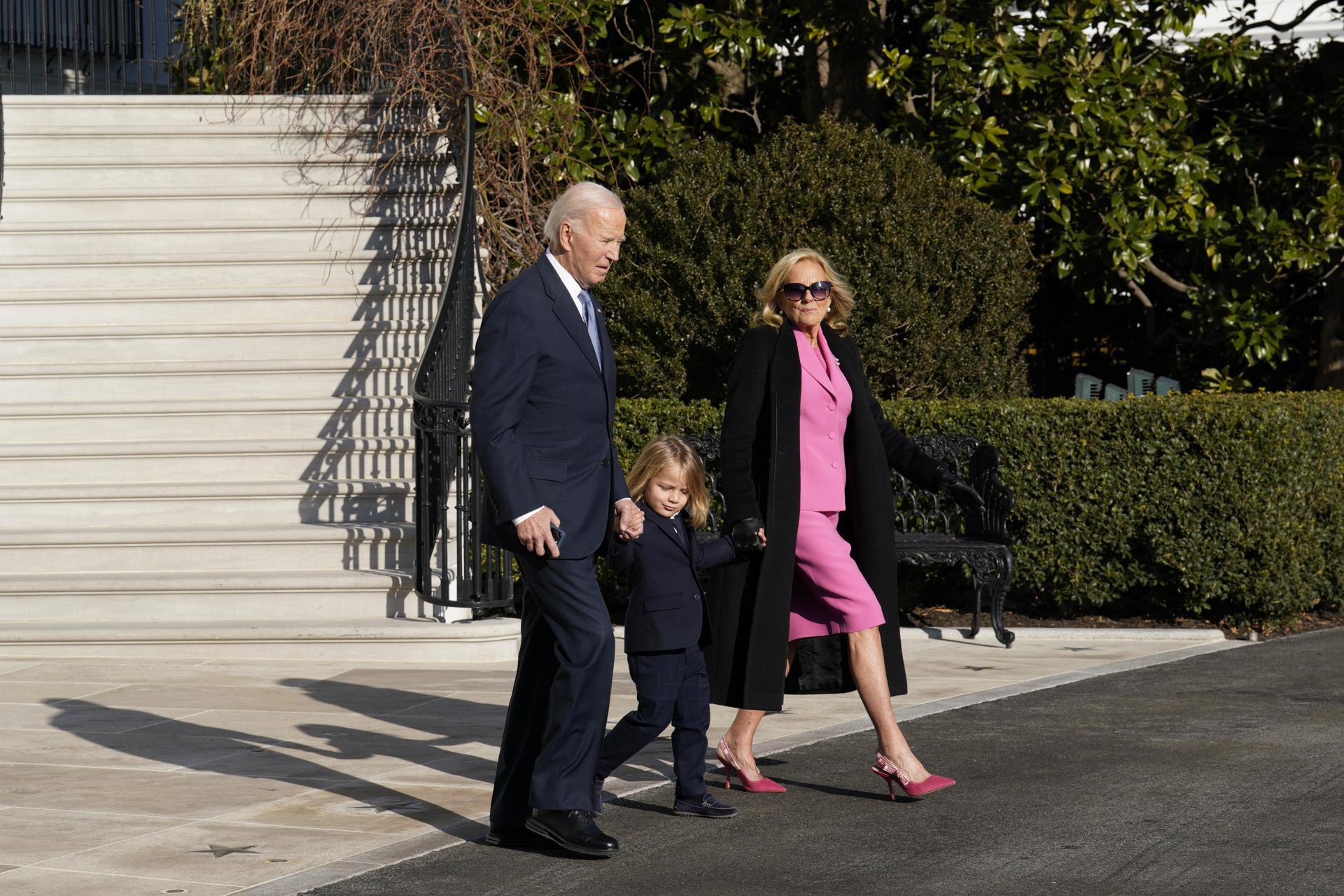 $!El presidente de Estados Unidos, Joe Biden, camina con la primera dama Jill Bideny su nieto Beau para abordar el Marine One en el jardín de la Casa Blanca .