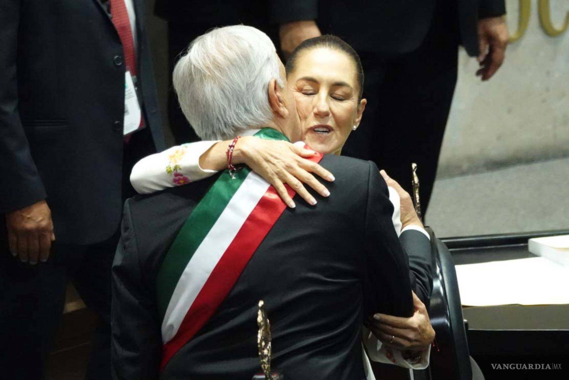 $!Andrés Manuel López Obrador, expresidente de los Estados Unidos Mexicanos, entregó la banda presidencial a Claudia Sheinbaum, presidenta electa, durante la Sesión Ordinaria en la Cámara de Diputados. FOTO: GRACIELA LÓPEZ/CUARTOSCURO.COM