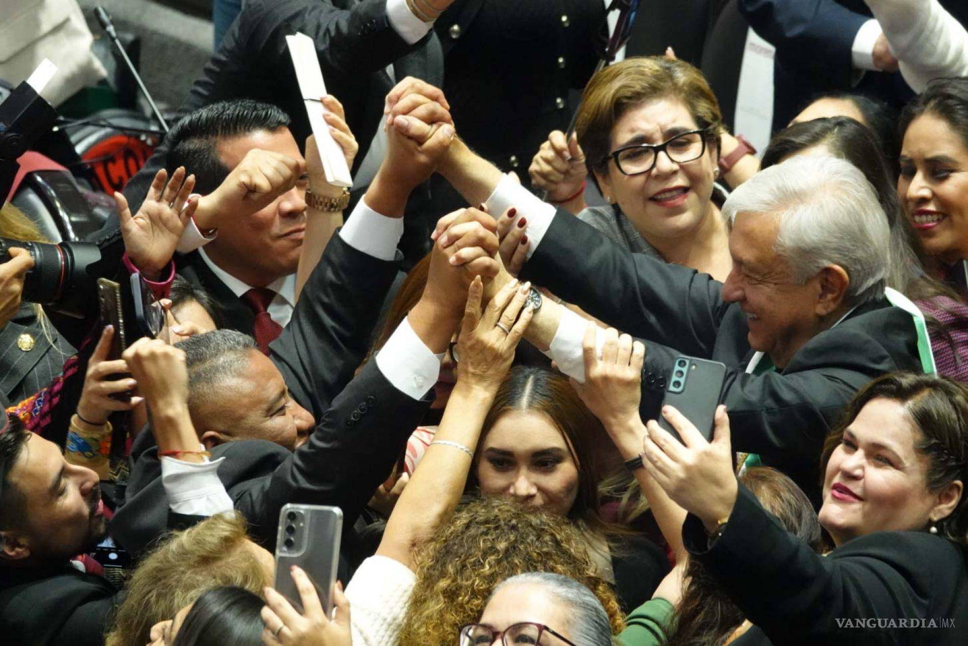 $!CIUDAD DE MÉXICO,01OCTUBRE2024.- Andrés Manuel López Obrador, expresidente de los Estados Unidos Mexicanos, entregó la banda presidencial a Claudia Sheinbaum, presidenta electa, durante la Sesión Ordinaria en la Cámara de Diputados. FOTO: GRACIELA LÓPEZ/CUARTOSCURO.COM