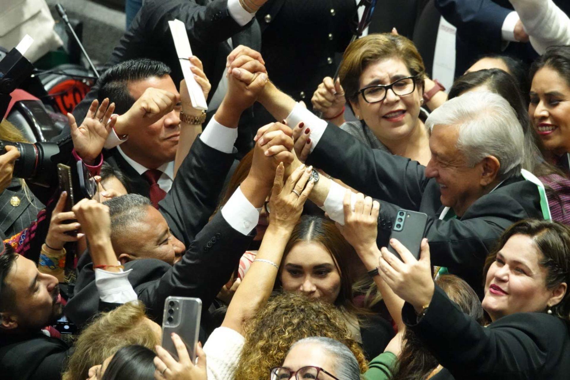 $!CIUDAD DE MÉXICO,01OCTUBRE2024.- Andrés Manuel López Obrador, expresidente de los Estados Unidos Mexicanos, entregó la banda presidencial a Claudia Sheinbaum, presidenta electa, durante la Sesión Ordinaria en la Cámara de Diputados. FOTO: GRACIELA LÓPEZ/CUARTOSCURO.COM