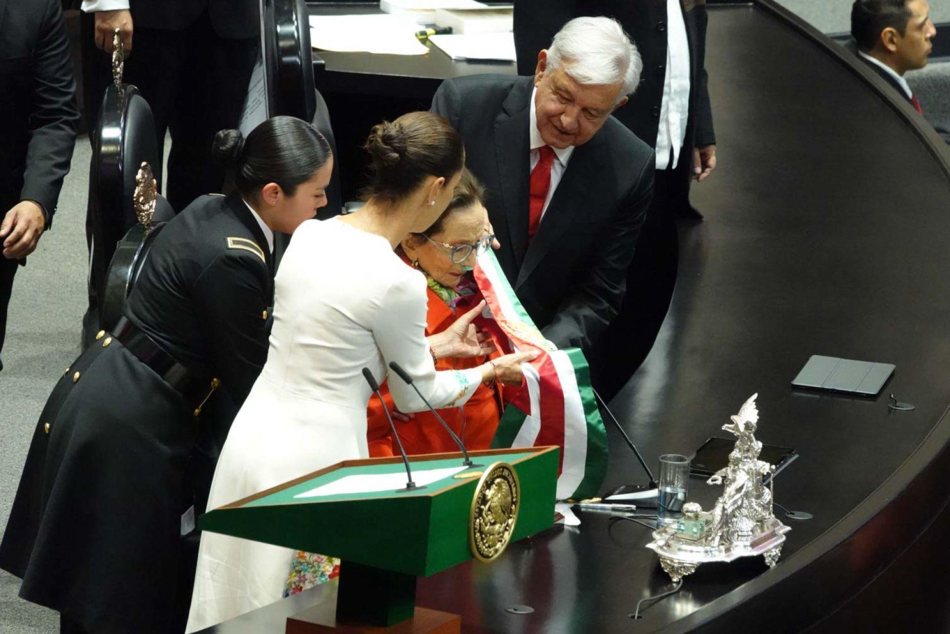 $!CIUDAD DE MÉXICO,01OCTUBRE2024.- Andrés Manuel López Obrador, expresidente de los Estados Unidos Mexicanos, entregó a Ifigenia Martínez, presidenta de la mesa directiva de la Cámara de Diputados la banda presidencial a Claudia Sheinbaum, primera presidenta constitucional de los Estados Unidos Mexicanos, durante la Sesión Ordinaria en la Cámara de Diputados. FOTO: GRACIELA LÓPEZ/CUARTOSCURO.COM