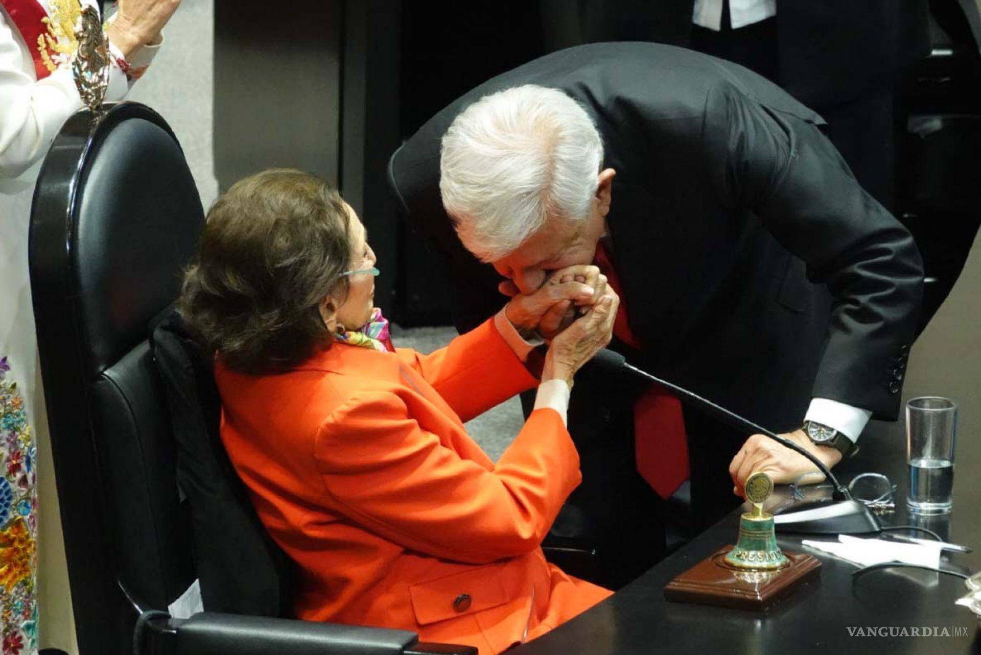 $!CIUDAD DE MÉXICO,01OCTUBRE2024.- Andrés Manuel López Obrador, expresidente de los Estados Unidos Mexicanos, saludo de mano a Ifigenia Martínez, presidenta de la mesa directiva en la Cámara de Diputados, durante l entrega de la banda presidencial de Claudia Sheinbaum, presidenta electa durante la Sesión Ordinaria en la Cámara de Diputados. FOTO: GRACIELA LÓPEZ/CUARTOSCURO.COM