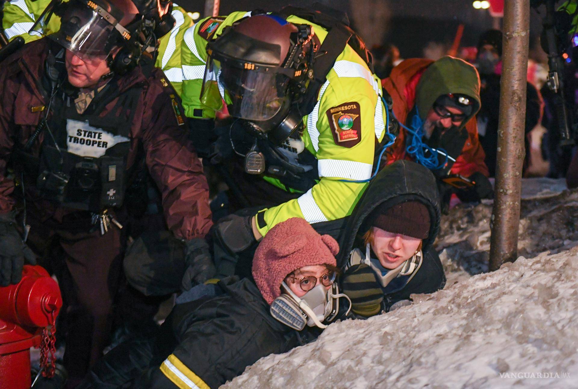 $!Dos manifestantes son arrestados afuera del hotel donde se cree que se hospeda el alto funcionario de la Patrulla Fronteriza, Gregory Bovino, en Maple Grove.