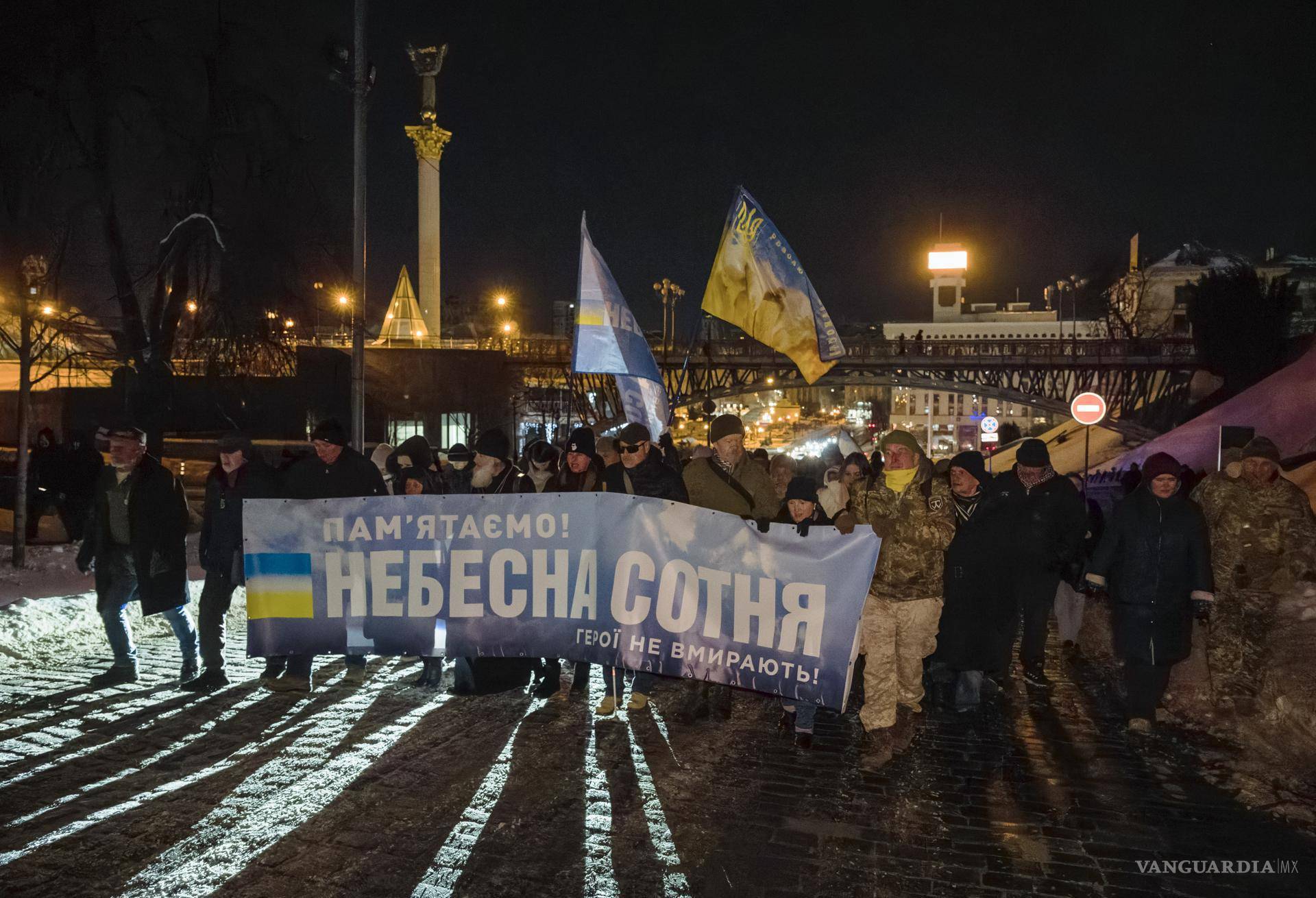 $!Ucranianos marchan hacia un monumento en memoria de los activistas de Maidán, conocidos como los “Héroes de la Cien Celestial” en Kiev, Ucrania.