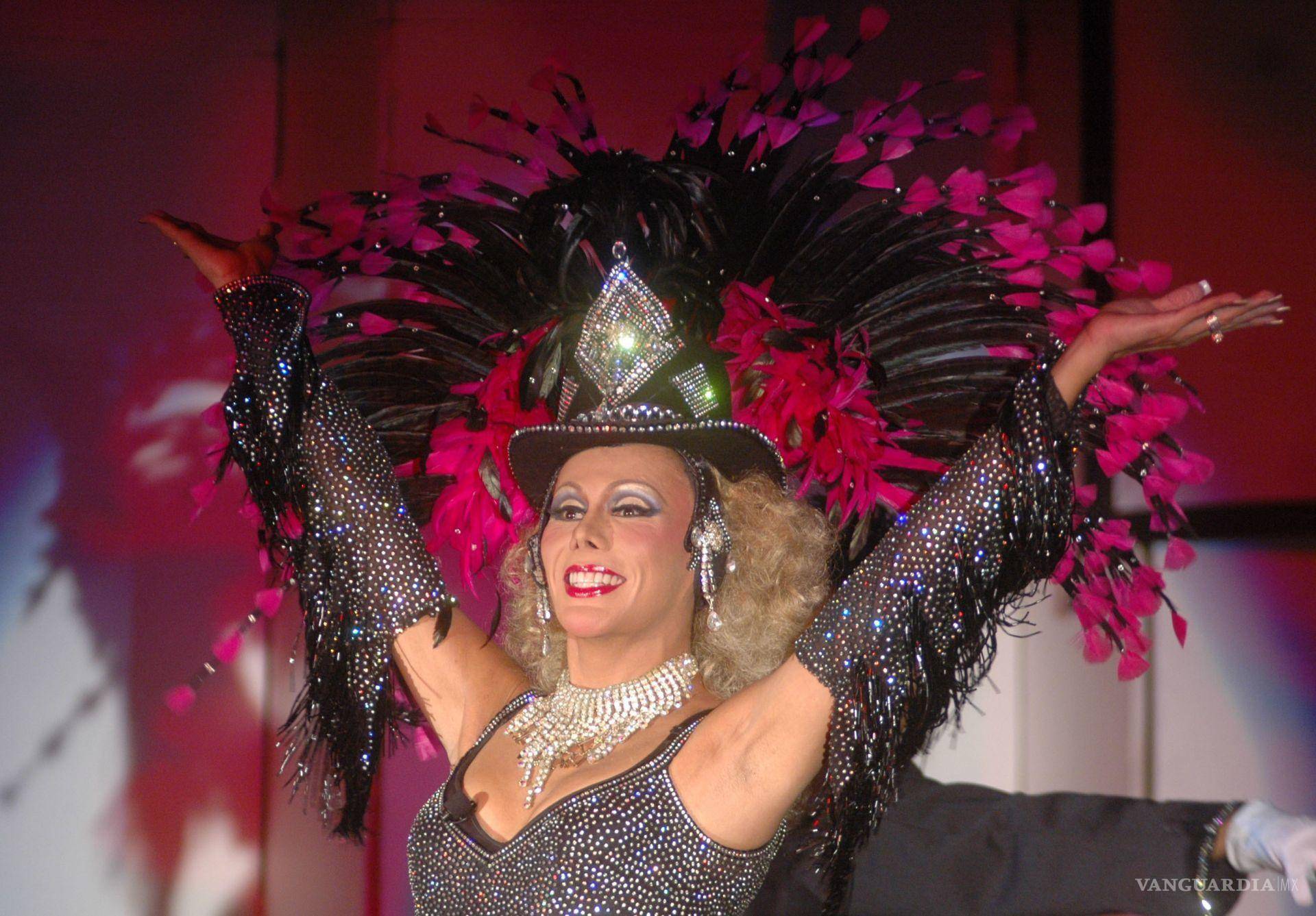 $!Francis desafió el machismo con lentejuelas y talento, haciendo del escenario un espacio para soñar sin prejuicios.