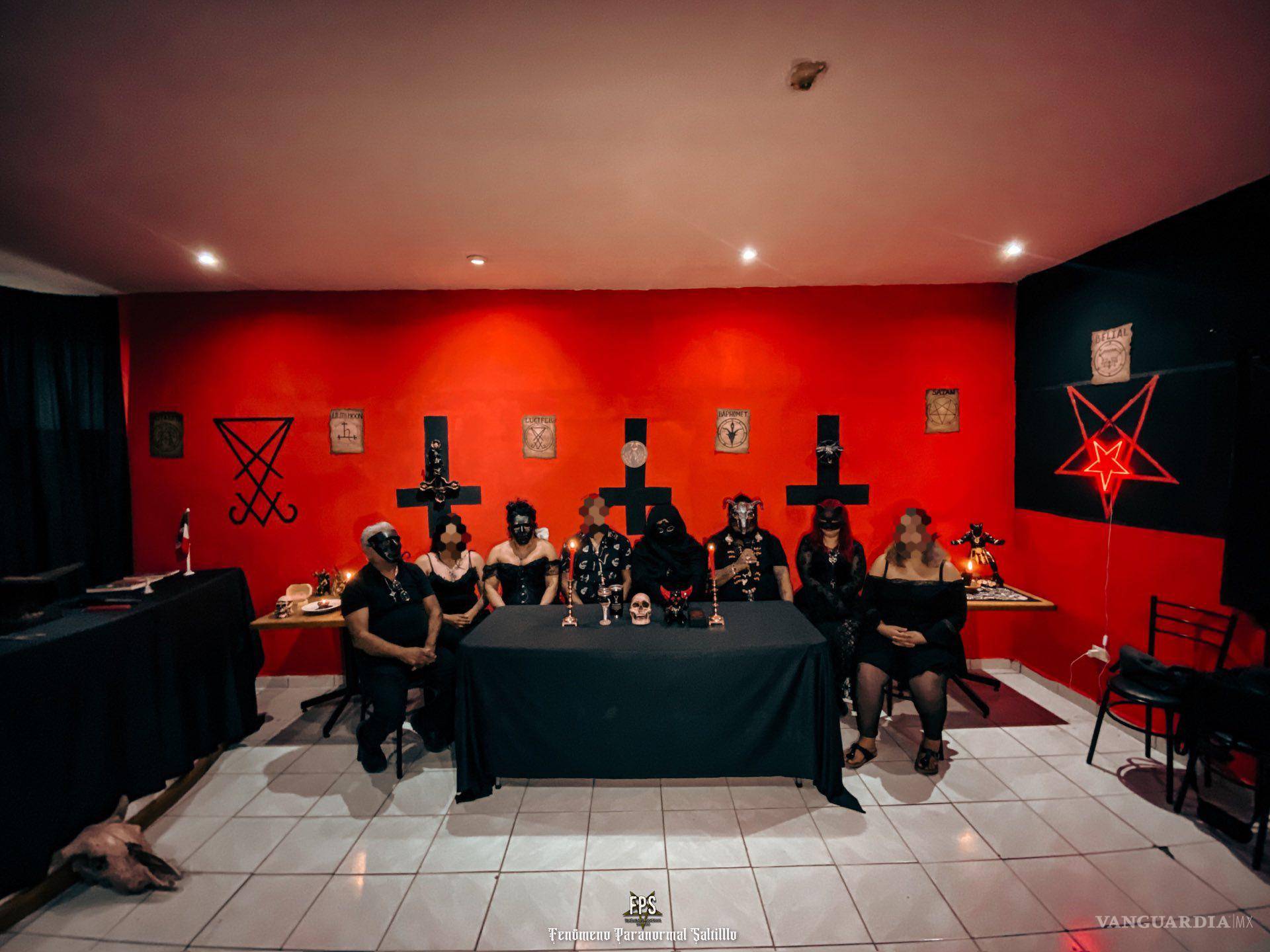 $!Evelyn, Ermak y Luna, encargados de la entrevista y la cobertura fotográfica durante la visita al primer templo satánico de Saltillo.