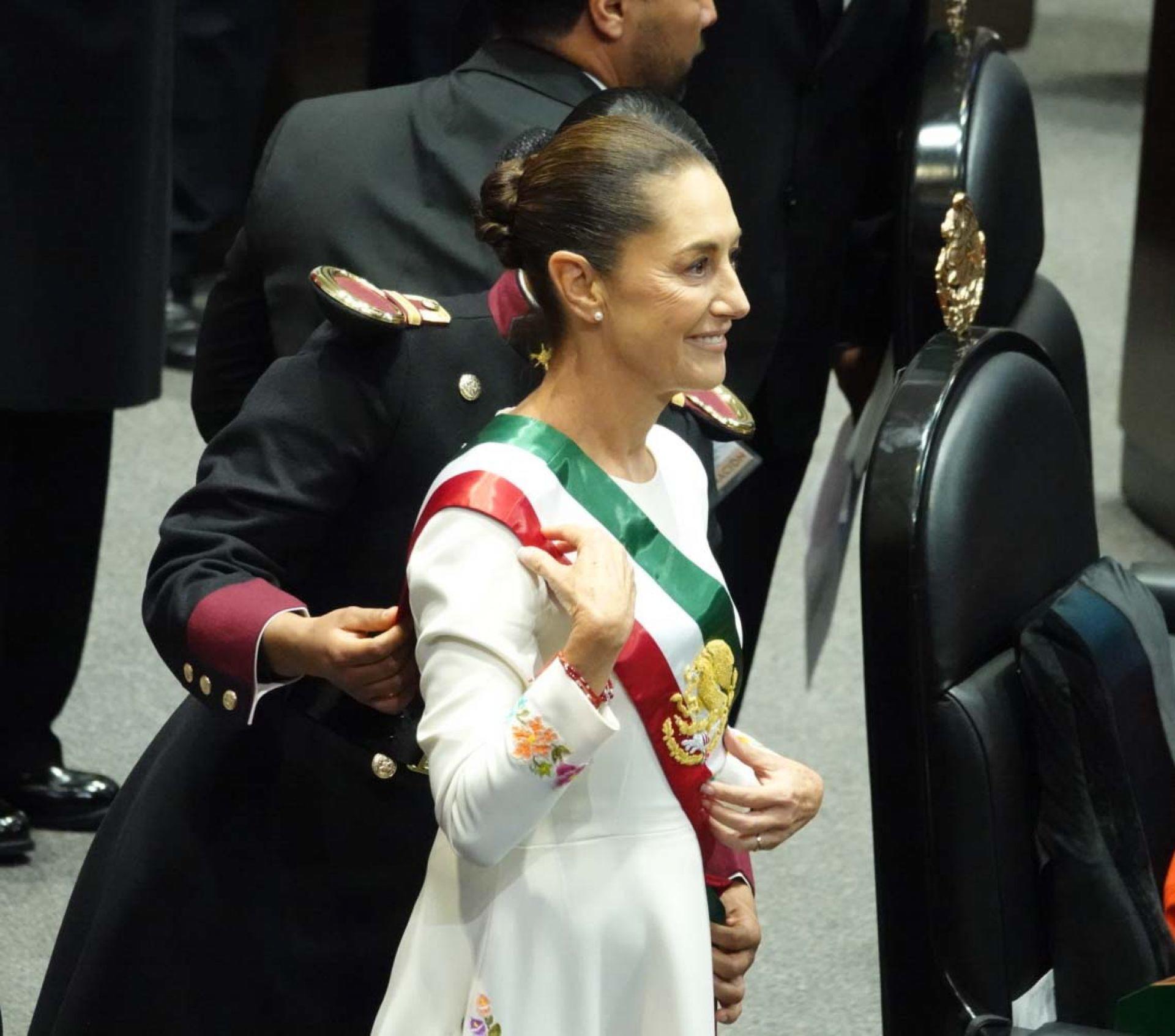 $!CIUDAD DE MÉXICO,01OCTUBRE2024.- Claudia Sheinbaum Pardo rinde protesta como presidenta de México en la Cámara de Diputados. Recibió la banda presidencial que portaba Andrés Manuel López Obrador por parte de Ifigenia Martínez. FOTO: GRACIELA LÓPEZ/CUARTOSCURO.COM