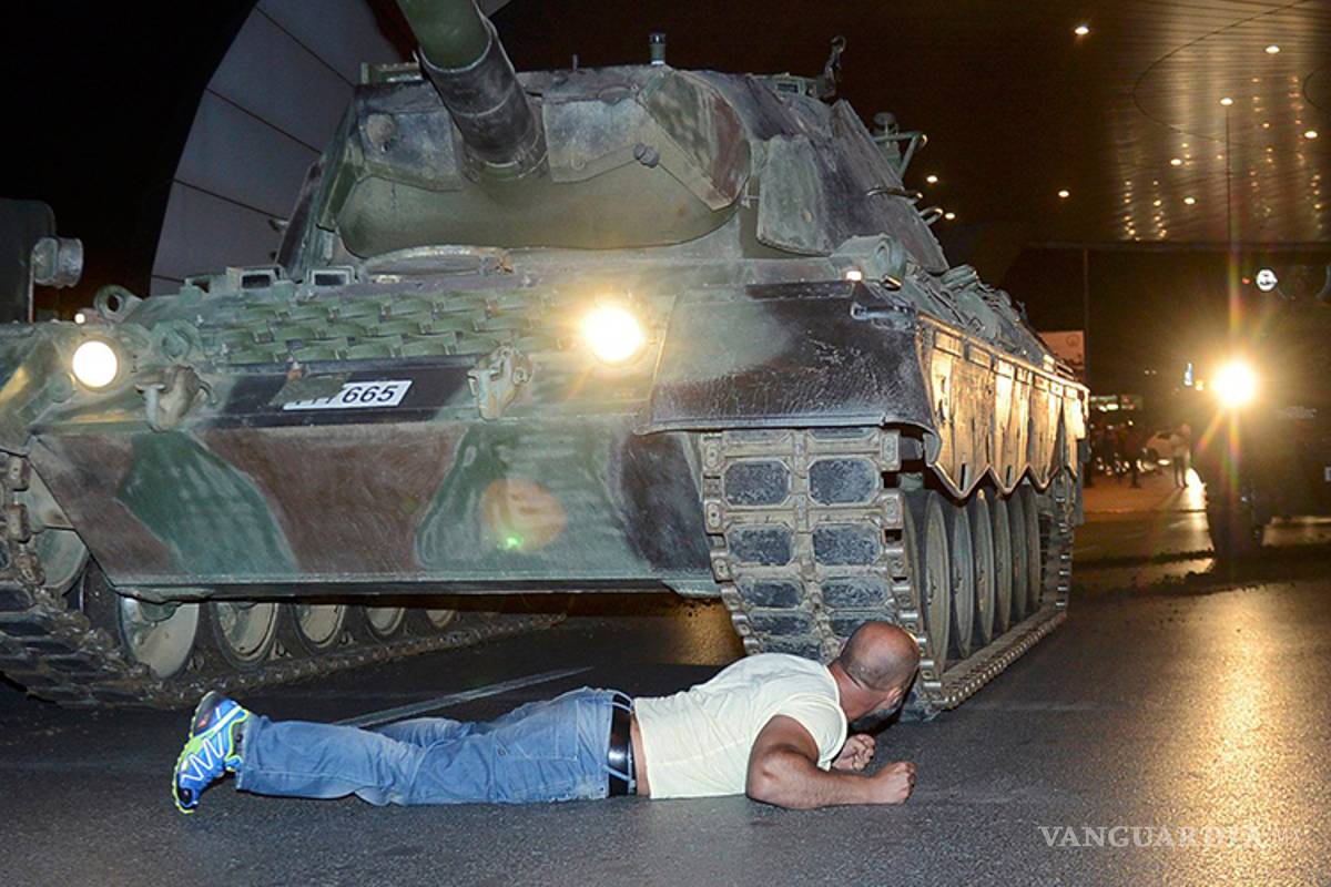 Ciudadanos turcos frenan en la calle el golpe de Estado