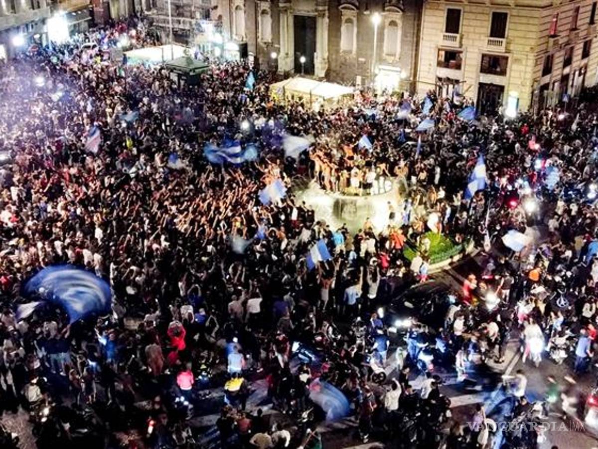 $!Nápoles olvida la sana distancia y llena sus calles tras ganar la Copa Italia (fotos)