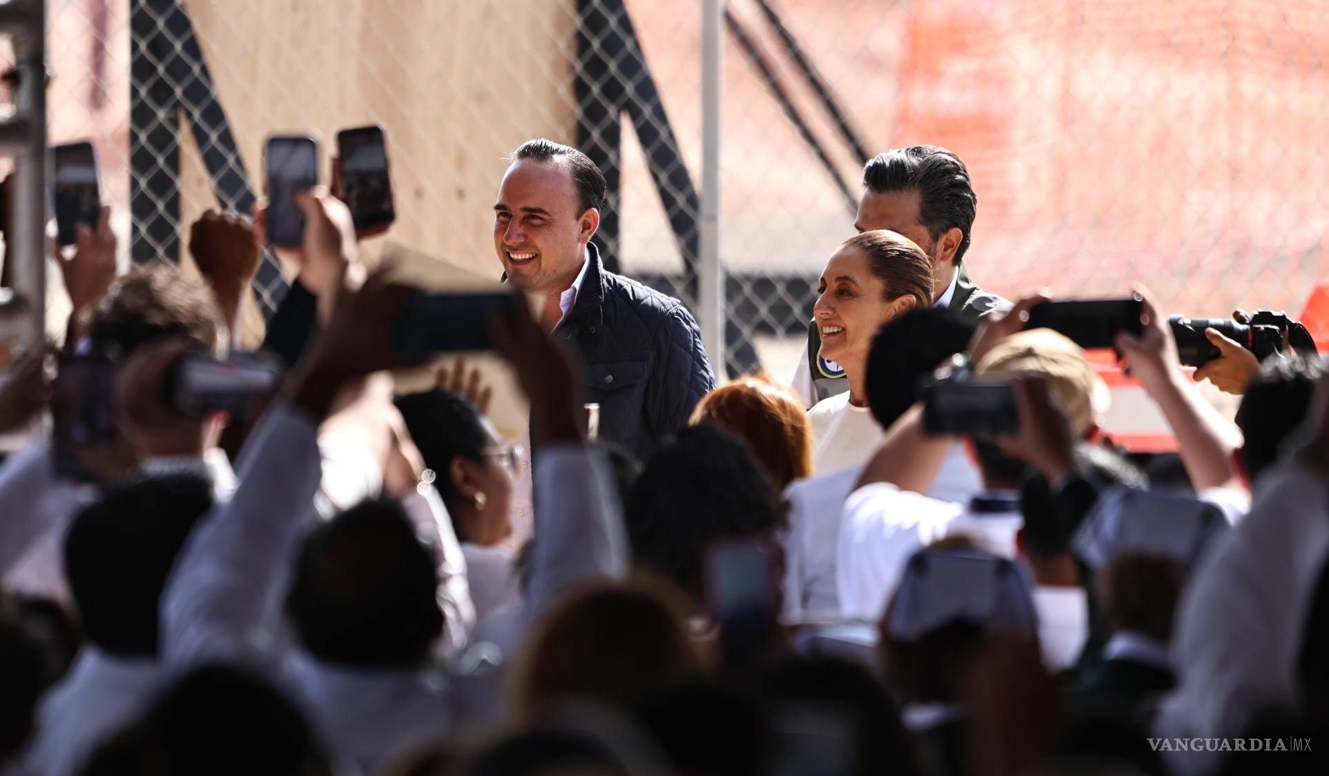 $!La presidenta y el gobernador atendieron a los ciudadanos que acudieron al evento.