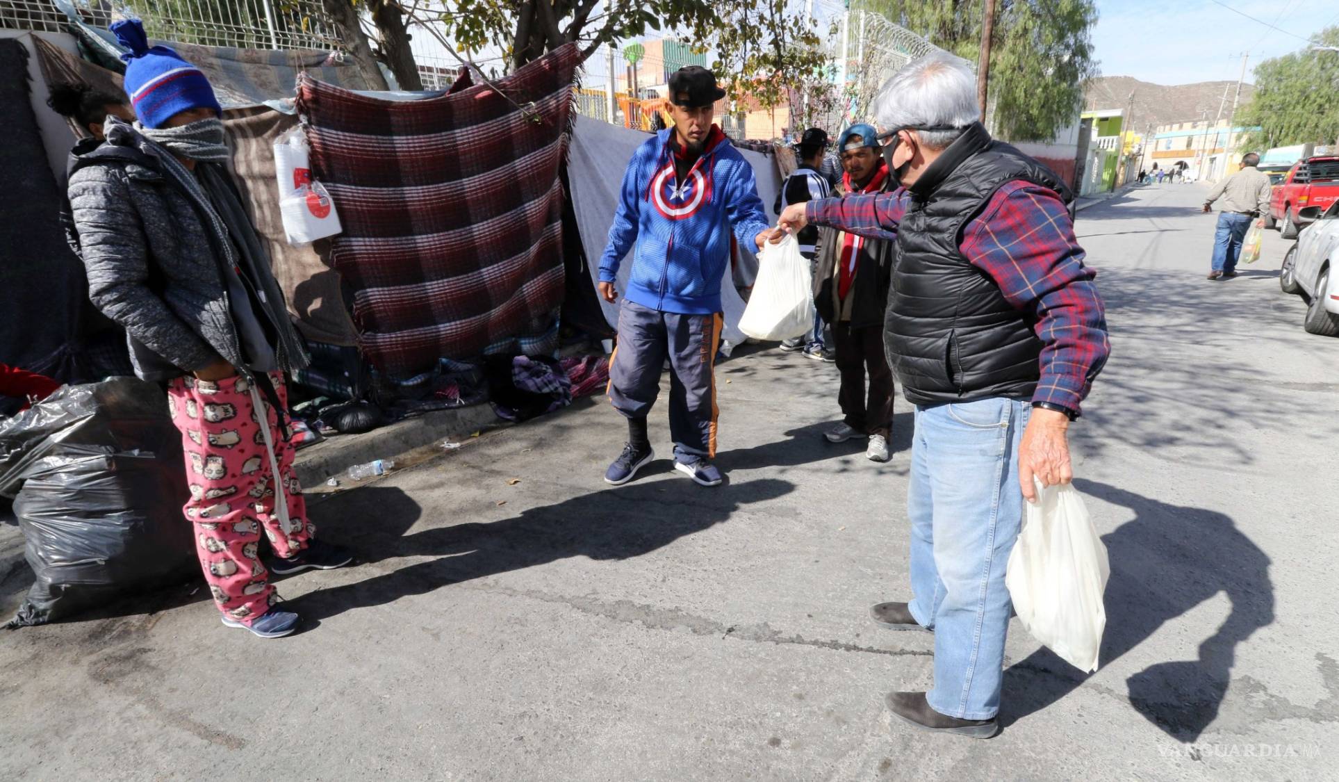 $!Permanecen migrantes a la intemperie pese a las bajas temperaturas en Saltillo