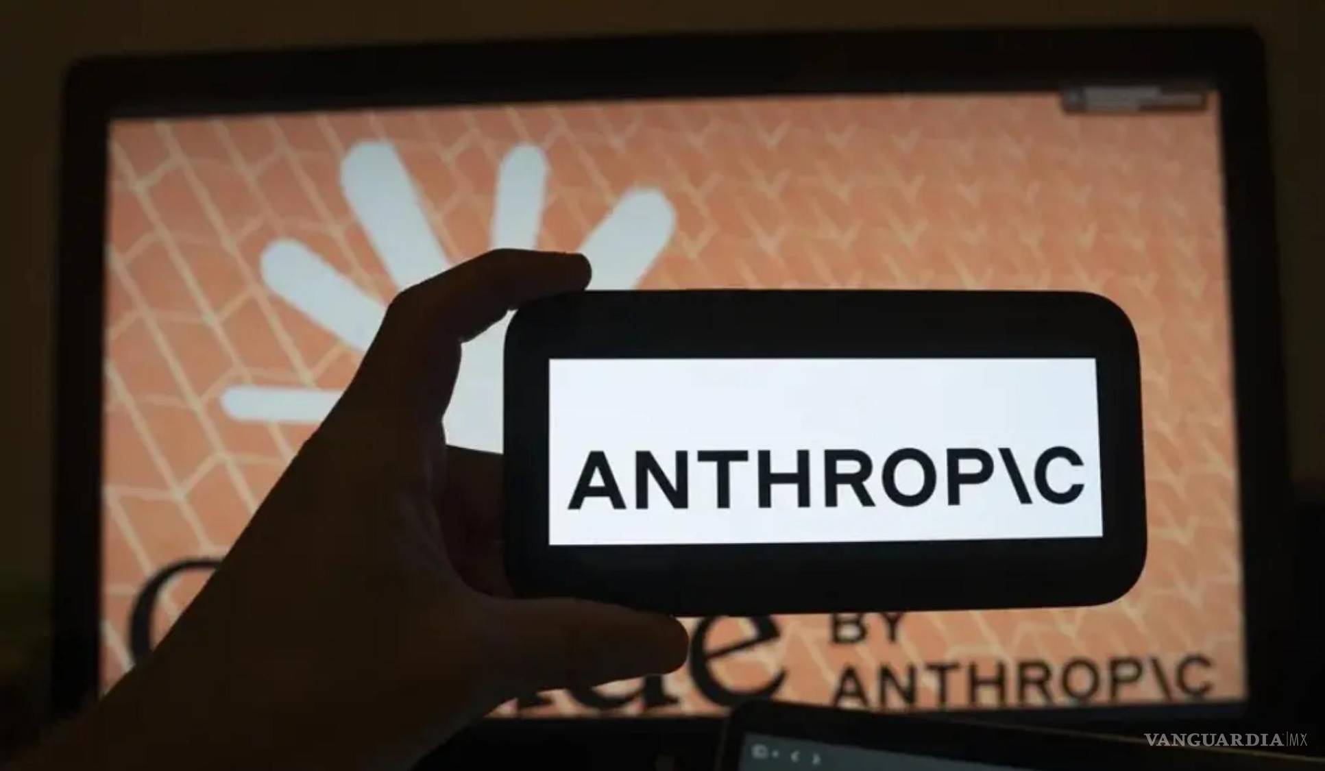 $!Una persona sostiene un teléfono con el logotipo de la inteligencia artificial (IA) Anthropic, en Nueva York (Estados Unidos).