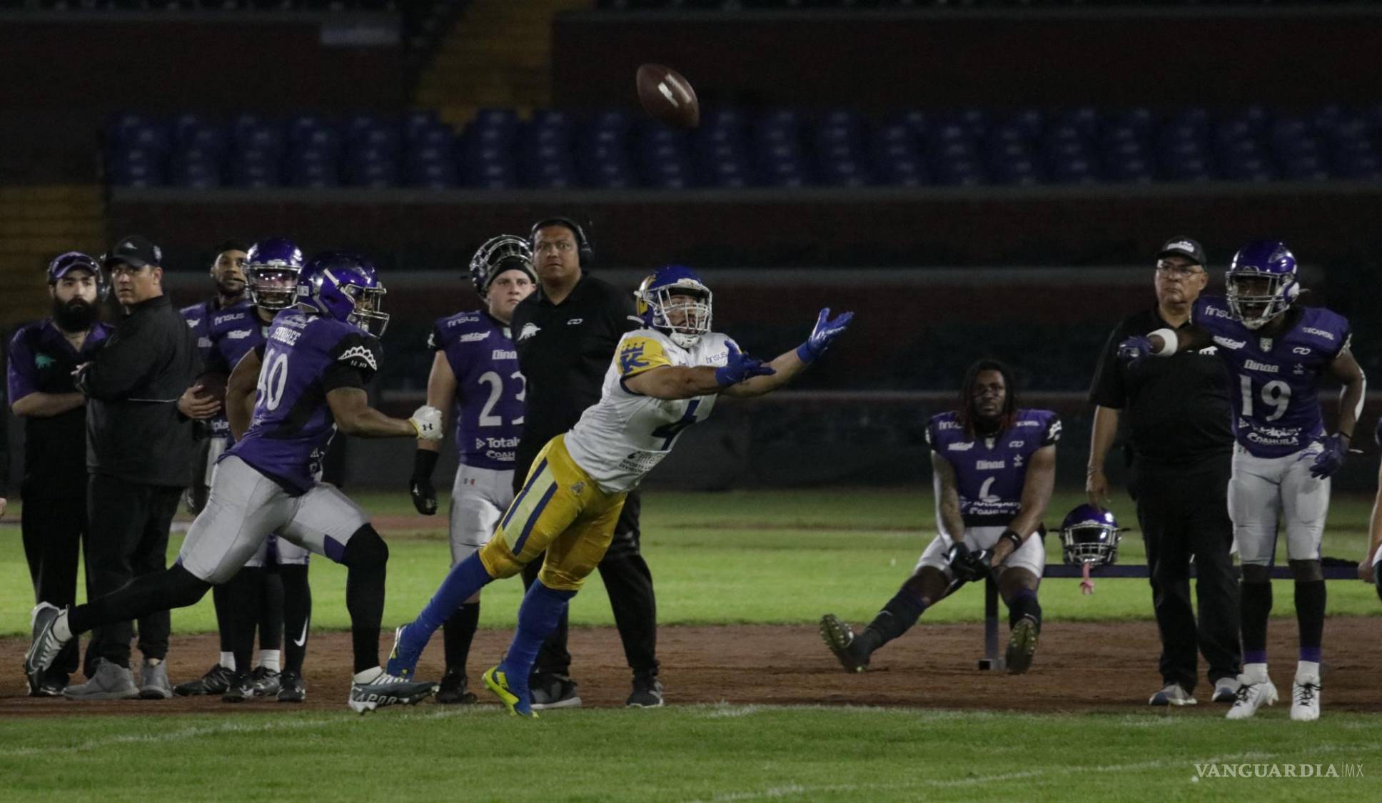 $!La Ola Morada fue importante con su apoyo para que los Jurásicos pudieran triunfar ante los jaliscienses.