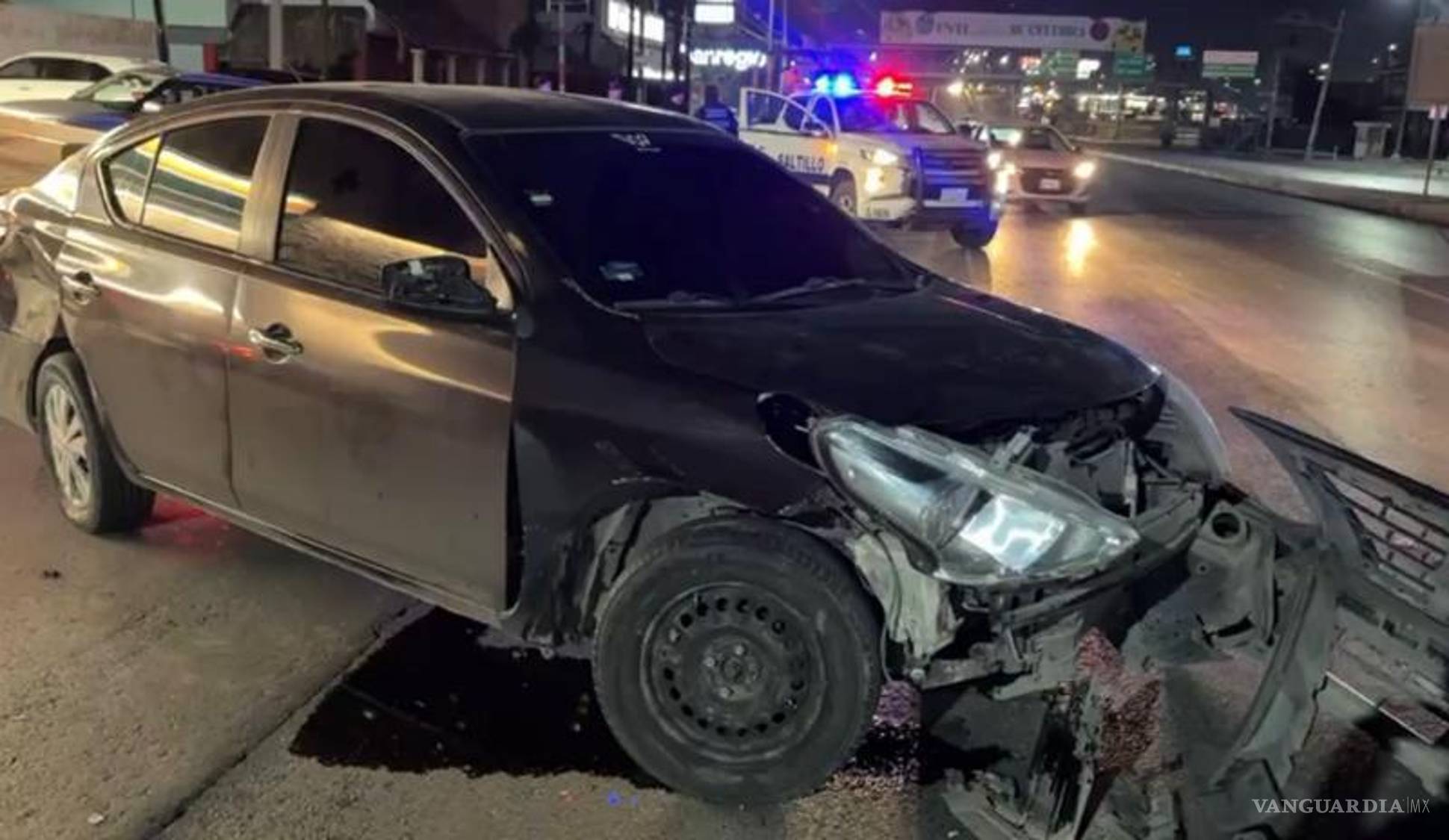 $!Dos automóviles se impactaron costado contra costado en el periférico Luis Echeverría Álvarez tras presuntamente jugar carreritas.