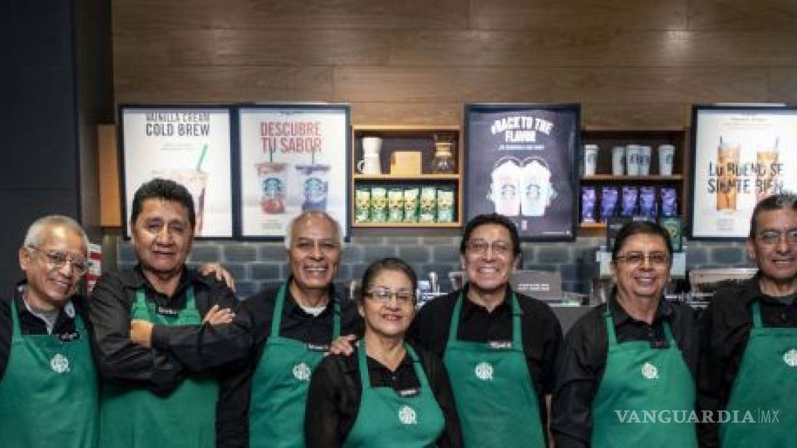 Starbucks abre su primera sucursal atendida por adultos mayores